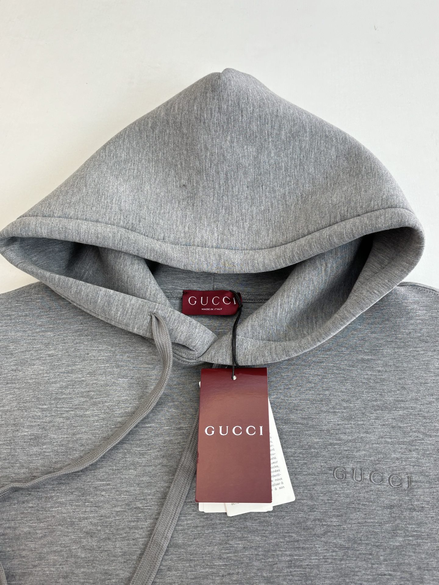 P168
Gucc*/古驰 FW25 同色刺绣空气棉连帽卫衣

2025早秋系列完满融合柔软质地与精致细节，缔就精致典雅的冬季衣橱单品。这款拉链夹克以古驰安可拉
红双层粘胶纤维针织面料打造，缀饰低调内敛的
Gucci刺绣。

Size：S/M/L/XL