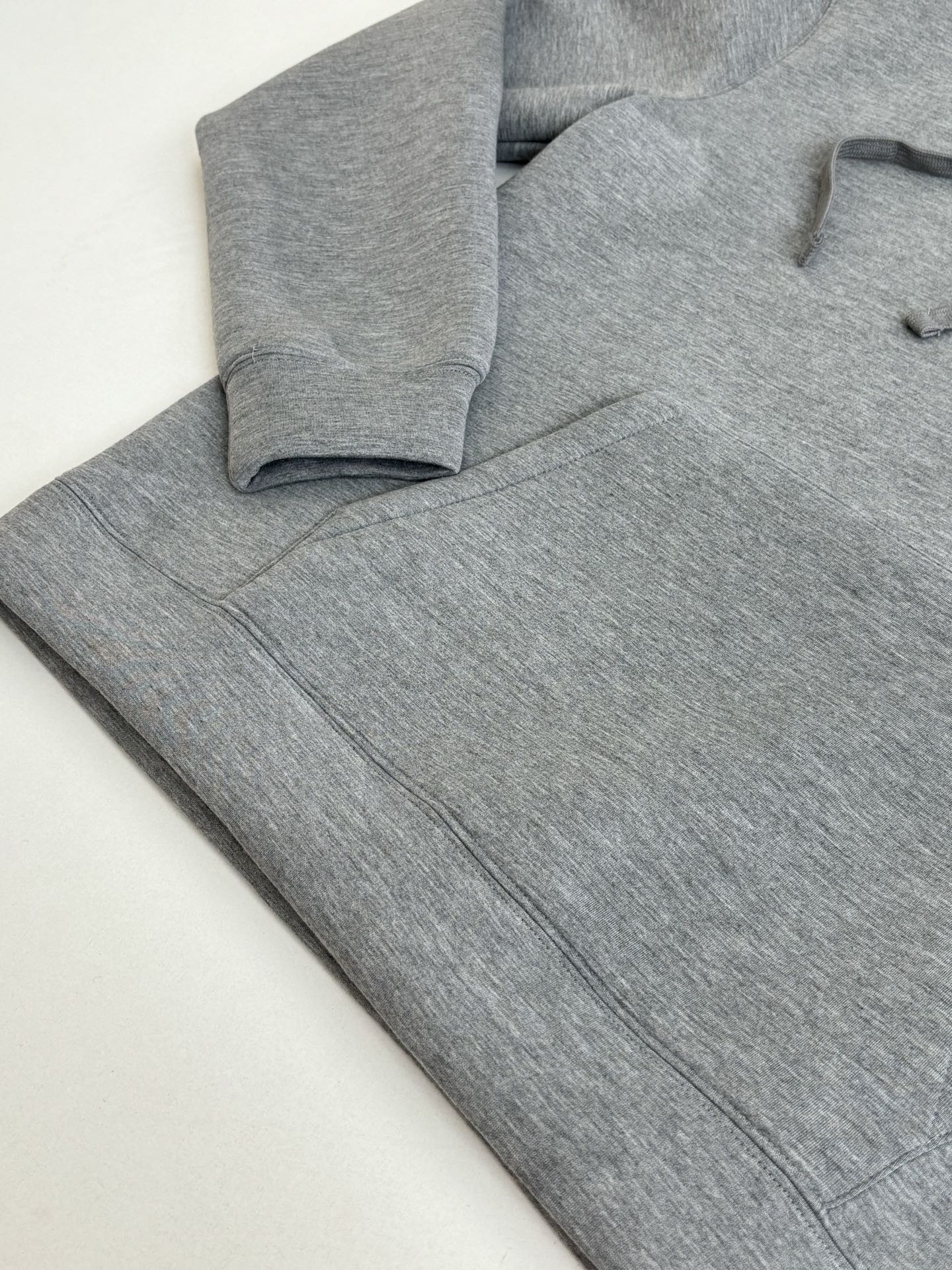 P168
Gucc*/古驰 FW25 同色刺绣空气棉连帽卫衣

2025早秋系列完满融合柔软质地与精致细节，缔就精致典雅的冬季衣橱单品。这款拉链夹克以古驰安可拉
红双层粘胶纤维针织面料打造，缀饰低调内敛的
Gucci刺绣。

Size：S/M/L/XL