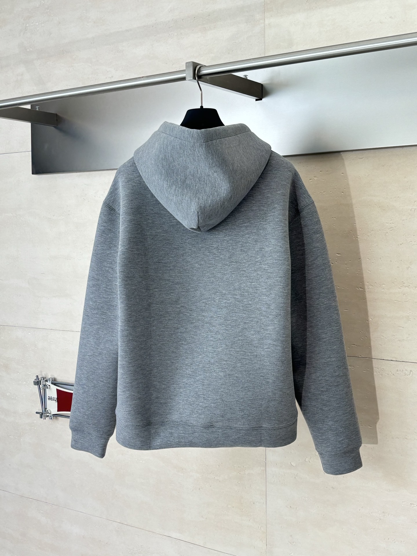 P168
Gucc*/古驰 FW25 同色刺绣空气棉连帽卫衣

2025早秋系列完满融合柔软质地与精致细节，缔就精致典雅的冬季衣橱单品。这款拉链夹克以古驰安可拉
红双层粘胶纤维针织面料打造，缀饰低调内敛的
Gucci刺绣。

Size：S/M/L/XL