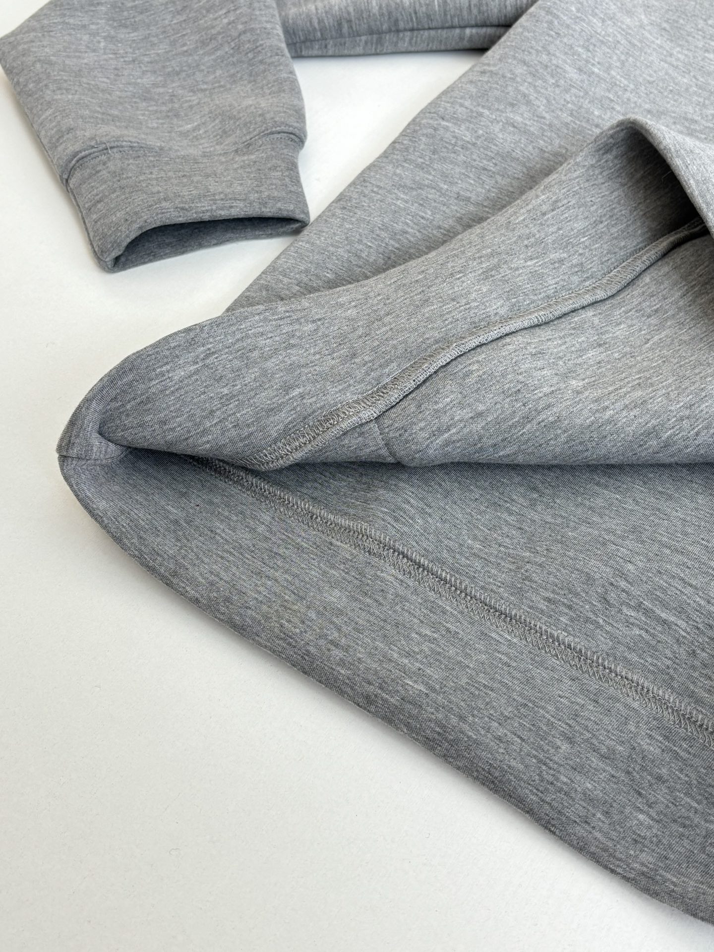 P168
Gucc*/古驰 FW25 同色刺绣空气棉连帽卫衣

2025早秋系列完满融合柔软质地与精致细节，缔就精致典雅的冬季衣橱单品。这款拉链夹克以古驰安可拉
红双层粘胶纤维针织面料打造，缀饰低调内敛的
Gucci刺绣。

Size：S/M/L/XL