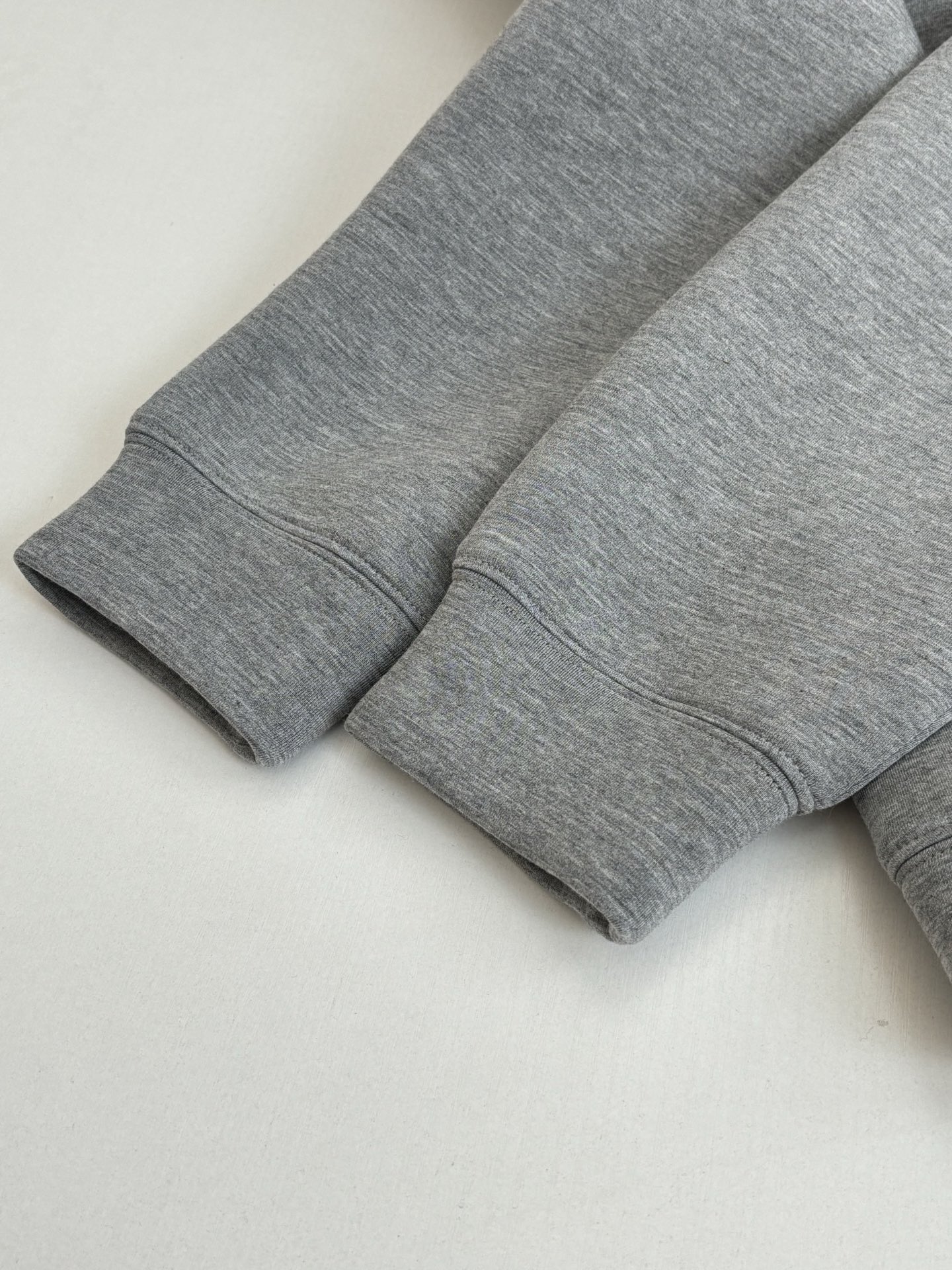 P168
Gucc*/古驰 FW25 同色刺绣空气棉连帽卫衣

2025早秋系列完满融合柔软质地与精致细节，缔就精致典雅的冬季衣橱单品。这款拉链夹克以古驰安可拉
红双层粘胶纤维针织面料打造，缀饰低调内敛的
Gucci刺绣。

Size：S/M/L/XL