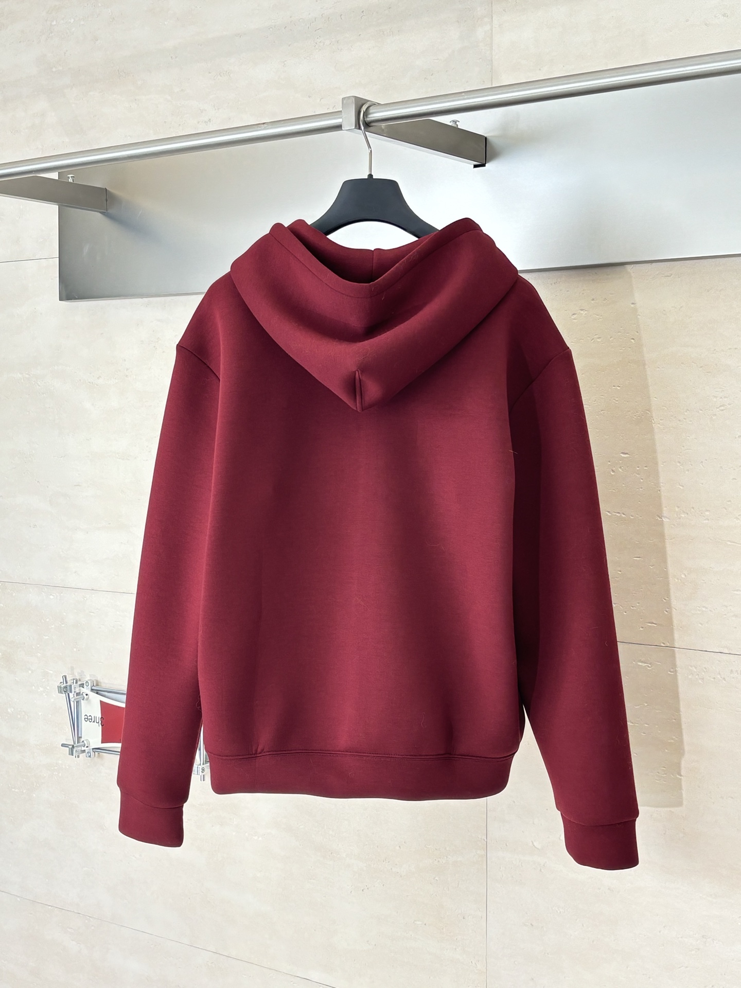 P178
Gucc*/古驰 FW25 同色刺绣空气棉连帽卫衣外套

2025早秋系列完满融合柔软质地与精致细节，缔就精致典雅的冬季衣橱单品。这款拉链夹克以古驰安可拉
红双层粘胶纤维针织面料打造，缀饰低调内敛的
Gucci刺绣。

Size：S/M/L/XL