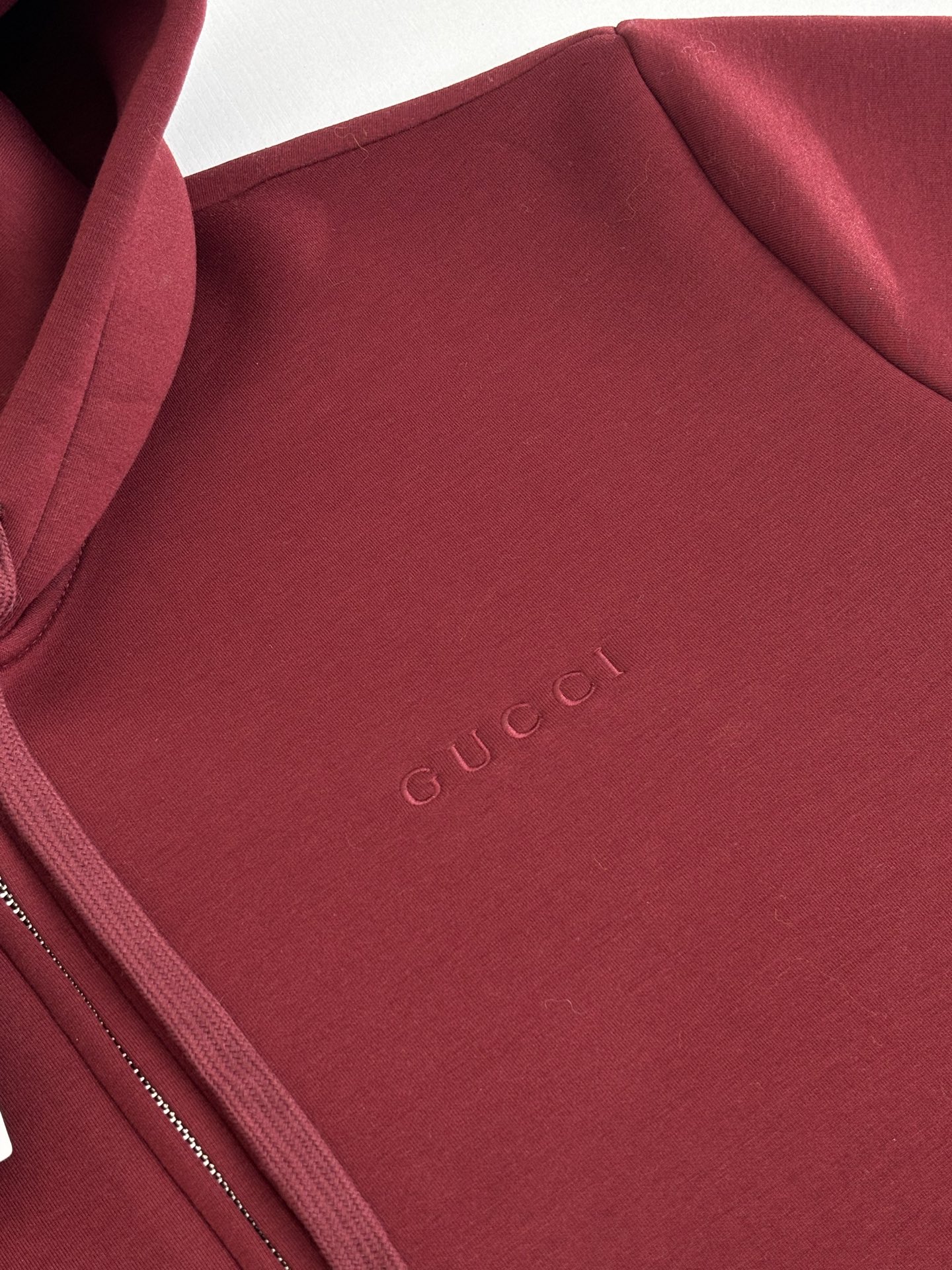 P178
Gucc*/古驰 FW25 同色刺绣空气棉连帽卫衣外套

2025早秋系列完满融合柔软质地与精致细节，缔就精致典雅的冬季衣橱单品。这款拉链夹克以古驰安可拉
红双层粘胶纤维针织面料打造，缀饰低调内敛的
Gucci刺绣。

Size：S/M/L/XL