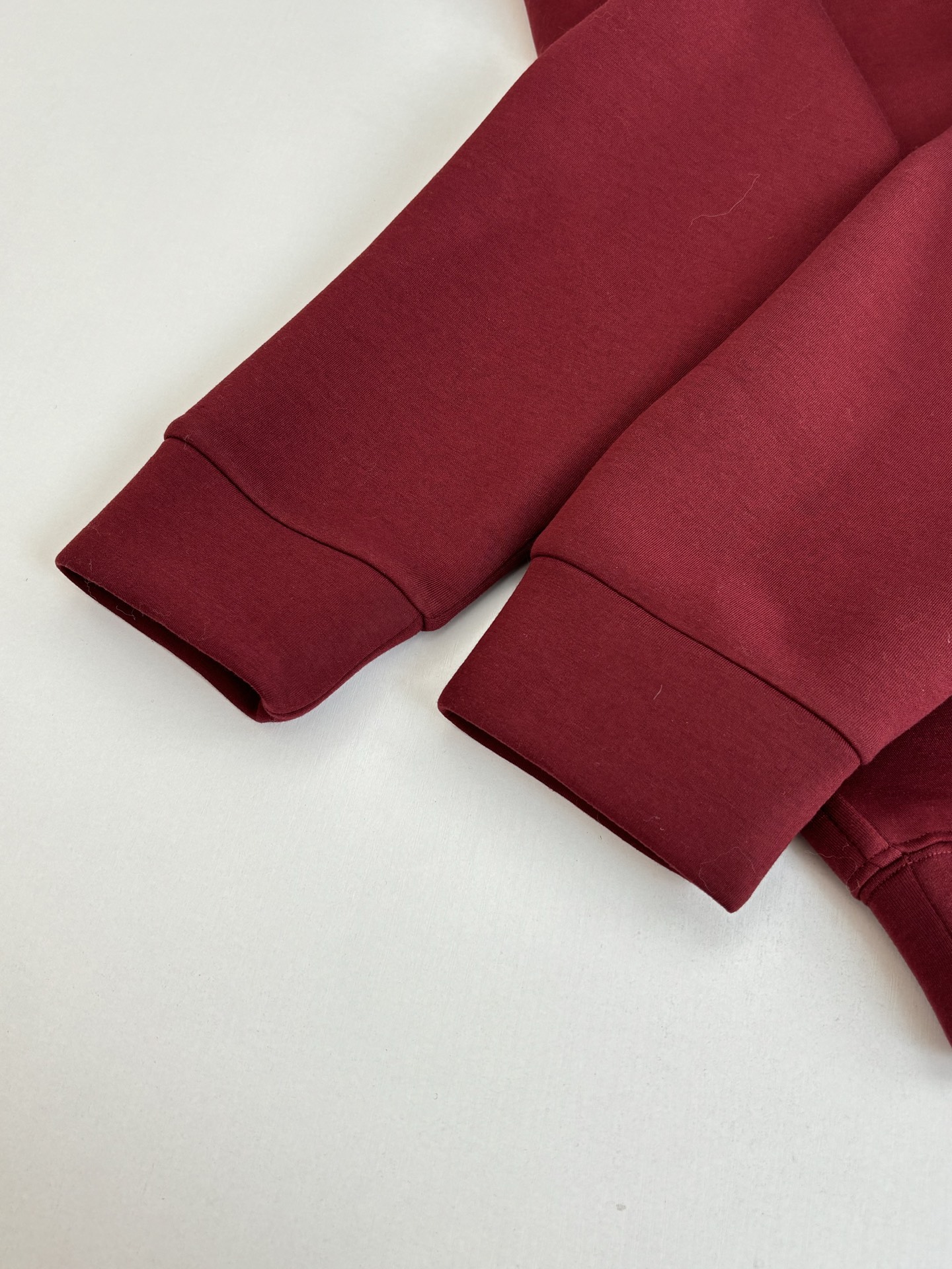 P178
Gucc*/古驰 FW25 同色刺绣空气棉连帽卫衣外套

2025早秋系列完满融合柔软质地与精致细节，缔就精致典雅的冬季衣橱单品。这款拉链夹克以古驰安可拉
红双层粘胶纤维针织面料打造，缀饰低调内敛的
Gucci刺绣。

Size：S/M/L/XL