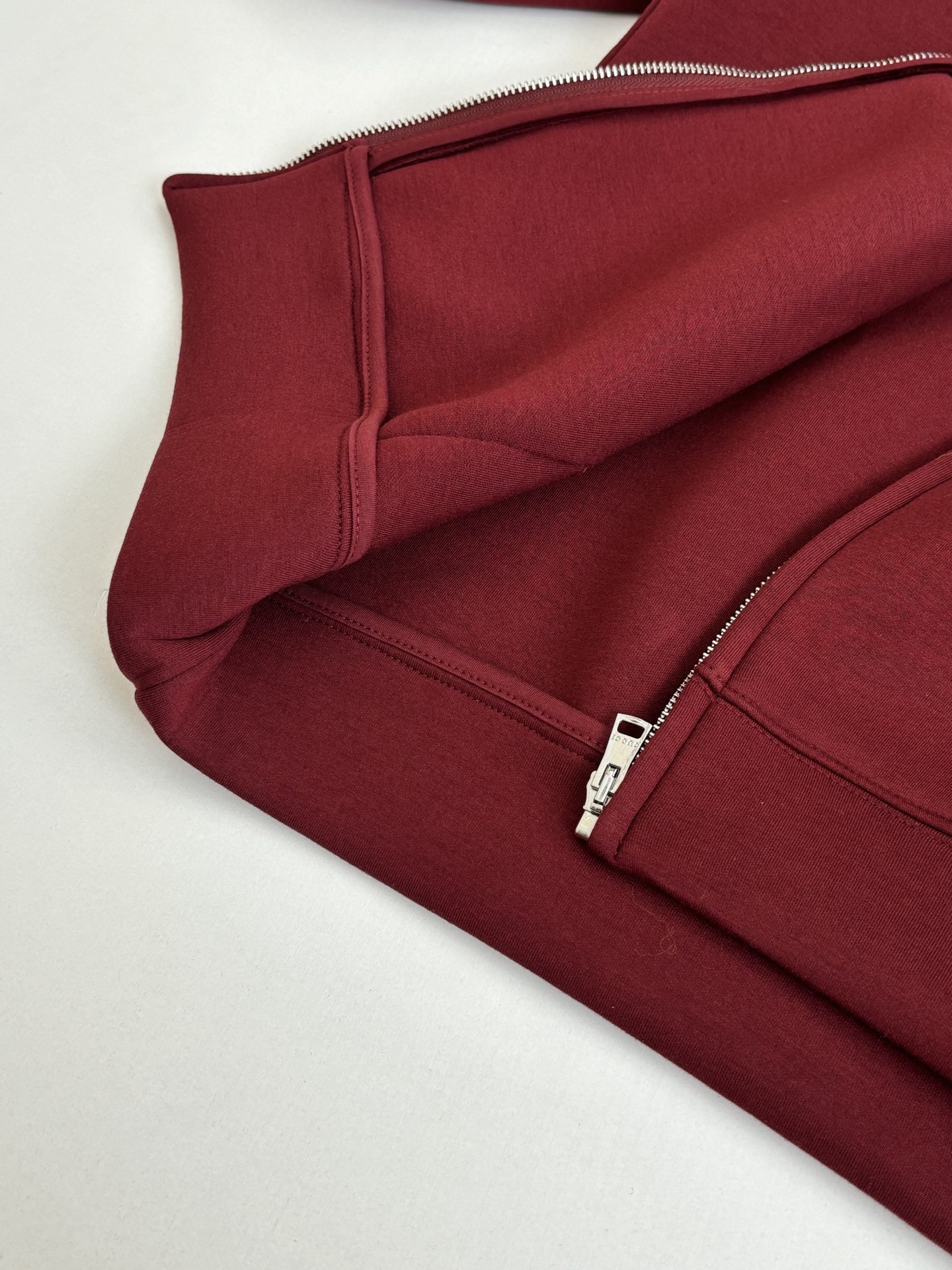 P178
Gucc*/古驰 FW25 同色刺绣空气棉连帽卫衣外套

2025早秋系列完满融合柔软质地与精致细节，缔就精致典雅的冬季衣橱单品。这款拉链夹克以古驰安可拉
红双层粘胶纤维针织面料打造，缀饰低调内敛的
Gucci刺绣。

Size：S/M/L/XL