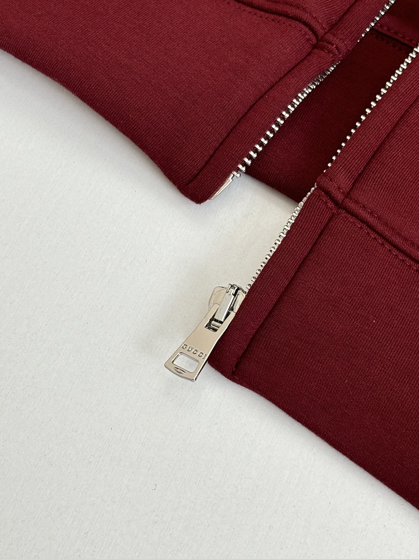 P178
Gucc*/古驰 FW25 同色刺绣空气棉连帽卫衣外套

2025早秋系列完满融合柔软质地与精致细节，缔就精致典雅的冬季衣橱单品。这款拉链夹克以古驰安可拉
红双层粘胶纤维针织面料打造，缀饰低调内敛的
Gucci刺绣。

Size：S/M/L/XL