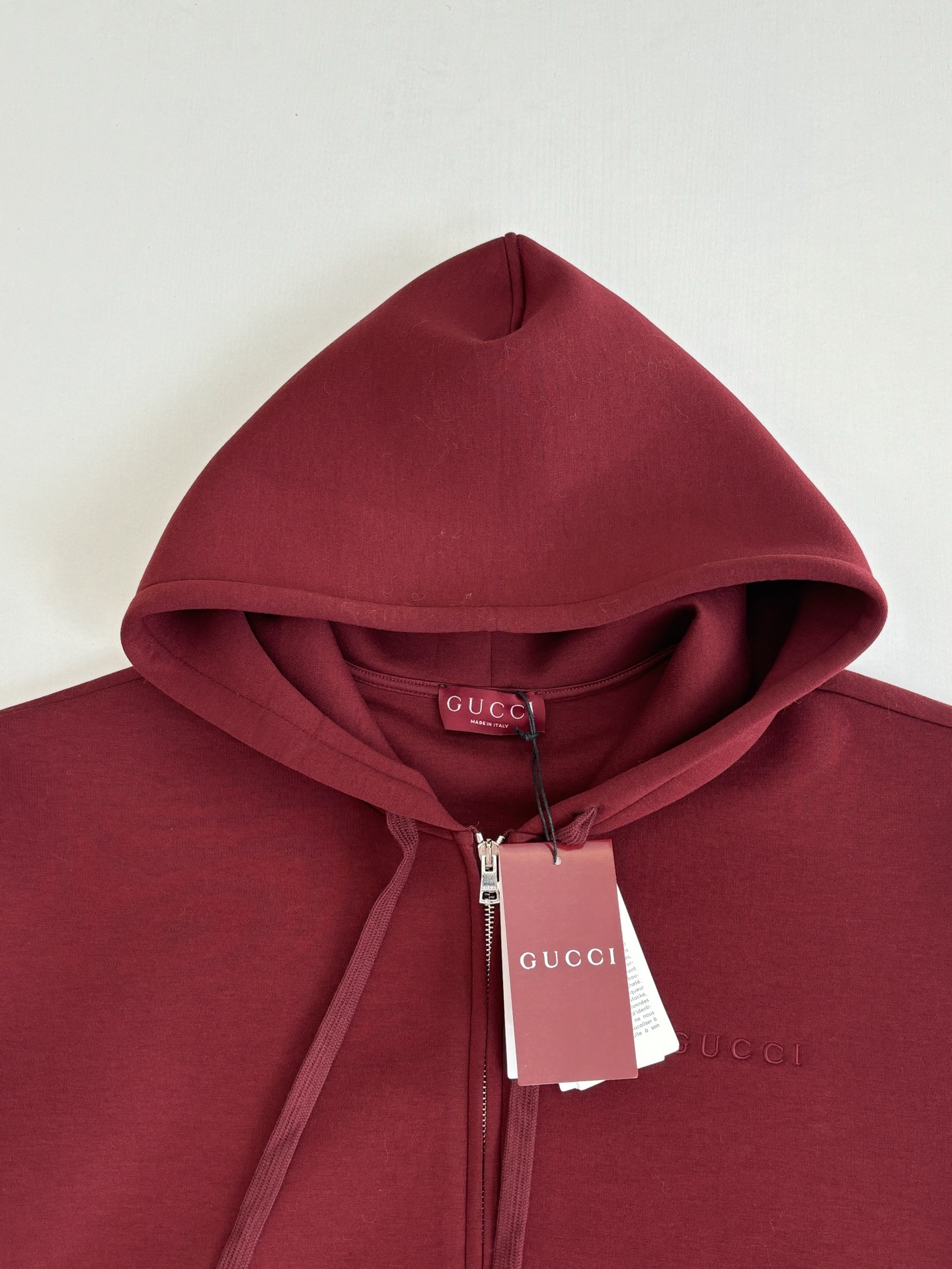 P178
Gucc*/古驰 FW25 同色刺绣空气棉连帽卫衣外套

2025早秋系列完满融合柔软质地与精致细节，缔就精致典雅的冬季衣橱单品。这款拉链夹克以古驰安可拉
红双层粘胶纤维针织面料打造，缀饰低调内敛的
Gucci刺绣。

Size：S/M/L/XL