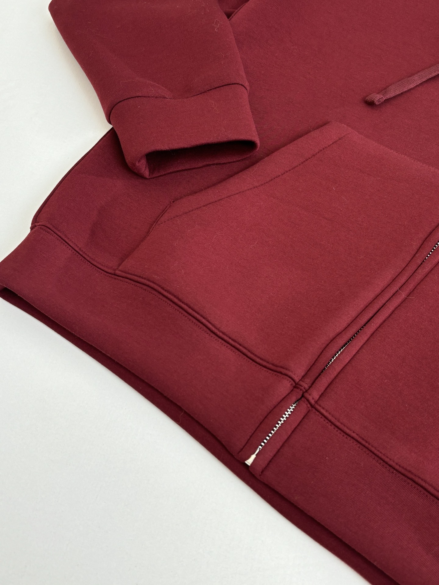 P178
Gucc*/古驰 FW25 同色刺绣空气棉连帽卫衣外套

2025早秋系列完满融合柔软质地与精致细节，缔就精致典雅的冬季衣橱单品。这款拉链夹克以古驰安可拉
红双层粘胶纤维针织面料打造，缀饰低调内敛的
Gucci刺绣。

Size：S/M/L/XL