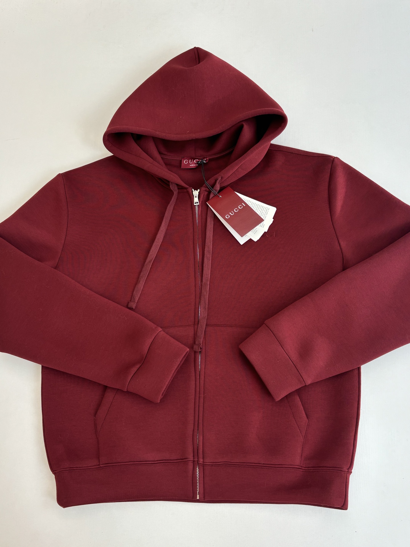 P178
Gucc*/古驰 FW25 同色刺绣空气棉连帽卫衣外套

2025早秋系列完满融合柔软质地与精致细节，缔就精致典雅的冬季衣橱单品。这款拉链夹克以古驰安可拉
红双层粘胶纤维针织面料打造，缀饰低调内敛的
Gucci刺绣。

Size：S/M/L/XL