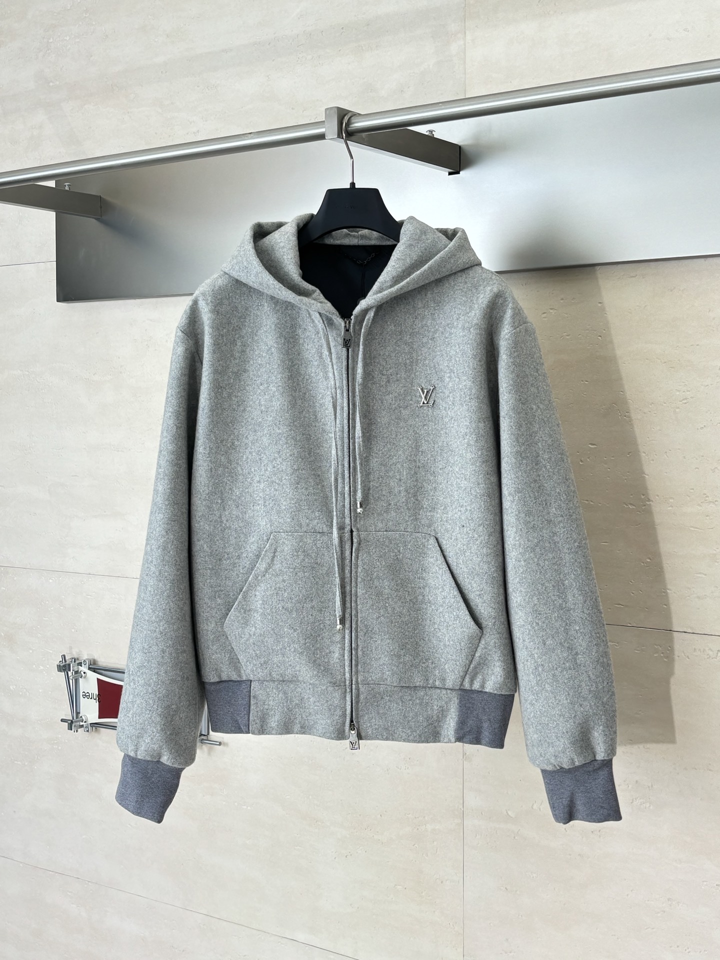 NO:685037,[Ready stock] 1V/Louis 25 new style Wang Jiaer's same gray pearl drawstring zipper jacket. Made of customized sheep wool fabric, super fine and soft, close to the body without being tied. The chest is decorated with a simple-style metal logo from Lujia, which is three-dimensional and full!  The solid color fabric paired with exquisite metal decoration instantly sets it off!  Standard cut, comfortable stretch, unrestricted movement!  Autumn and winter are here, so you can wear them any way you like!  SizeS/M/L/XL,,louis vuitton,louis vuitton,louis vuitton,jackets & coats,19860909【现货】 1V/路易 25新款王嘉尔同款灰色珍珠抽绳拉链外套 采用定制绵羊毛面料,超级细腻柔软,贴身不扎身 胸口饰有驴家简约风格金属标,立体饱满！ 纯色的面料搭配精致的金属装饰瞬间就衬托出来了！版型剪裁标准,伸展舒适,运动无拘束！秋冬人手一件的来了,怎么穿搭都随意！ SizeS/M/L/XL,,louis vuitton,louis vuitton,louis vuitton,jackets & coats,,Men's clothing