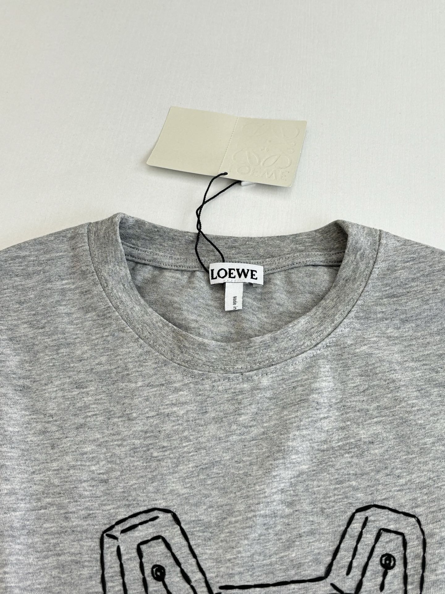 P145
Loew*/罗意威 SS26 Louis Wain 联名灰色宽松长袖T恤

进口棉质面料为基底，上身舒适透气 标志性的oversize宽松廓形与基础圆领设计 兼顾舒适体感与极简穿搭适配性

Size：S/M/L/XL