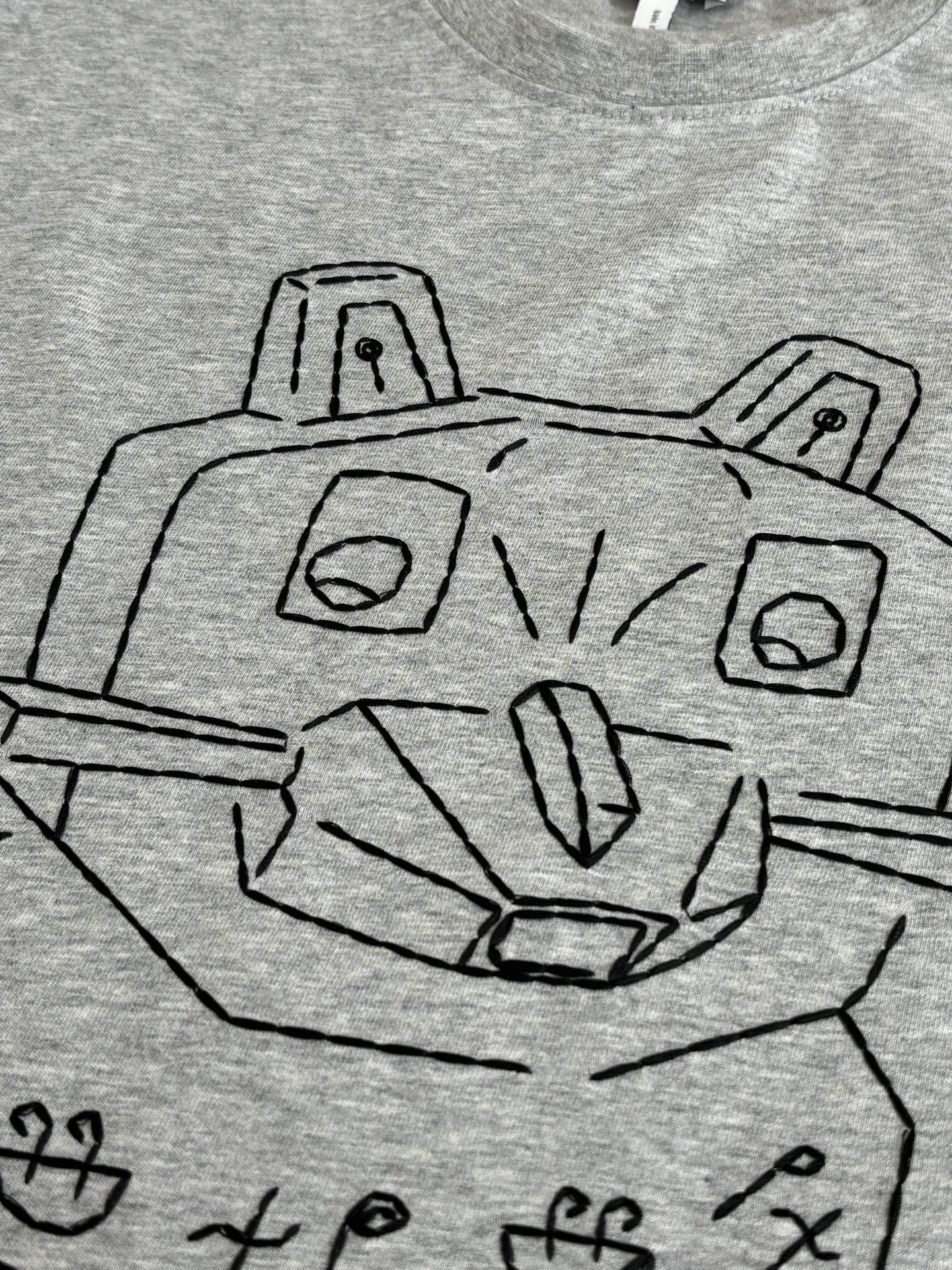 P145
Loew*/罗意威 SS26 Louis Wain 联名灰色宽松长袖T恤

进口棉质面料为基底，上身舒适透气 标志性的oversize宽松廓形与基础圆领设计 兼顾舒适体感与极简穿搭适配性

Size：S/M/L/XL