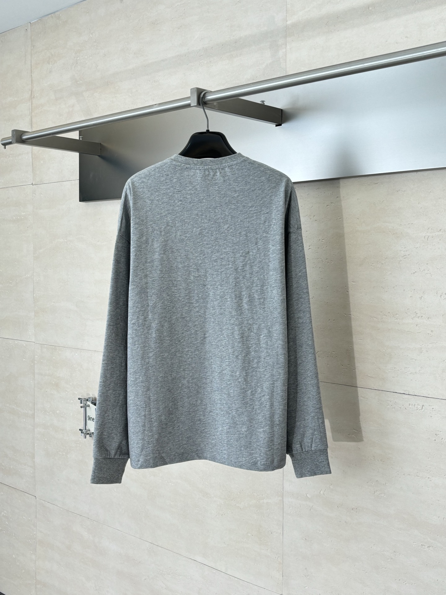 P145
Loew*/罗意威 SS26 Louis Wain 联名灰色宽松长袖T恤

进口棉质面料为基底，上身舒适透气 标志性的oversize宽松廓形与基础圆领设计 兼顾舒适体感与极简穿搭适配性

Size：S/M/L/XL