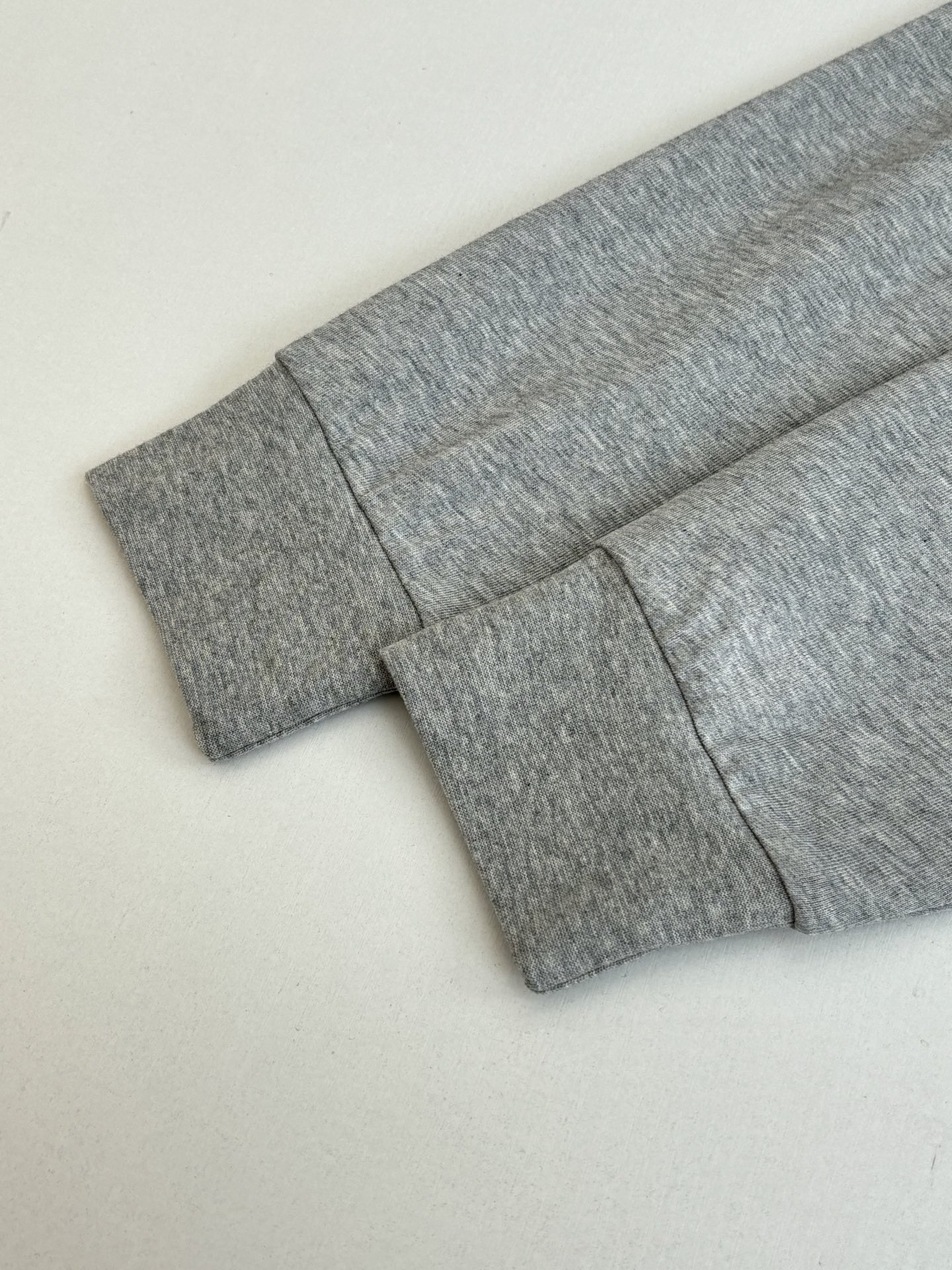 P145
Loew*/罗意威 SS26 Louis Wain 联名灰色宽松长袖T恤

进口棉质面料为基底，上身舒适透气 标志性的oversize宽松廓形与基础圆领设计 兼顾舒适体感与极简穿搭适配性

Size：S/M/L/XL