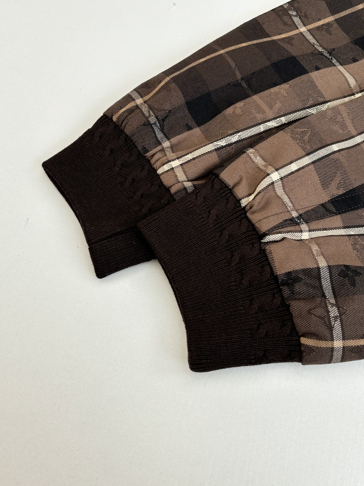 P280
1V/路易 SS26 章仔格纹徽标宽松连帽拉链夹克外套

本款拉链连帽衫为绵羊毛混纺铺陈当季 Monogram 格纹提花，成就跨季叠穿佳选。Vuitton 毛毡贴饰栖身胸前，考究兜帽配有珠饰抽绳端头。有同款长裤可选。

Size：S/M/L/XL