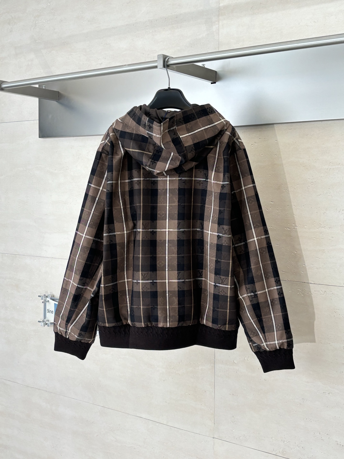 P280
1V/路易 SS26 章仔格纹徽标宽松连帽拉链夹克外套

本款拉链连帽衫为绵羊毛混纺铺陈当季 Monogram 格纹提花，成就跨季叠穿佳选。Vuitton 毛毡贴饰栖身胸前，考究兜帽配有珠饰抽绳端头。有同款长裤可选。

Size：S/M/L/XL