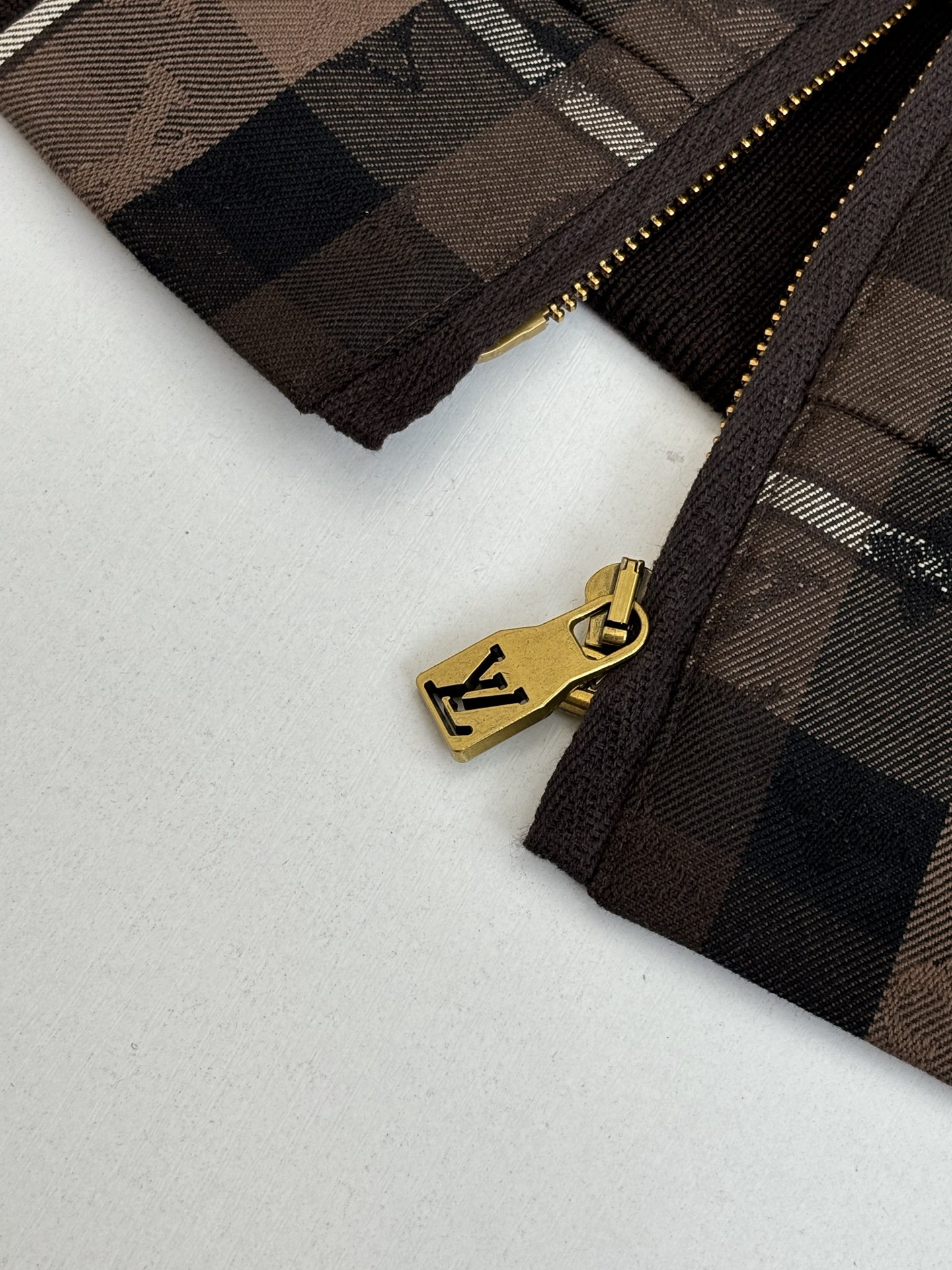 P280
1V/路易 SS26 章仔格纹徽标宽松连帽拉链夹克外套

本款拉链连帽衫为绵羊毛混纺铺陈当季 Monogram 格纹提花，成就跨季叠穿佳选。Vuitton 毛毡贴饰栖身胸前，考究兜帽配有珠饰抽绳端头。有同款长裤可选。

Size：S/M/L/XL