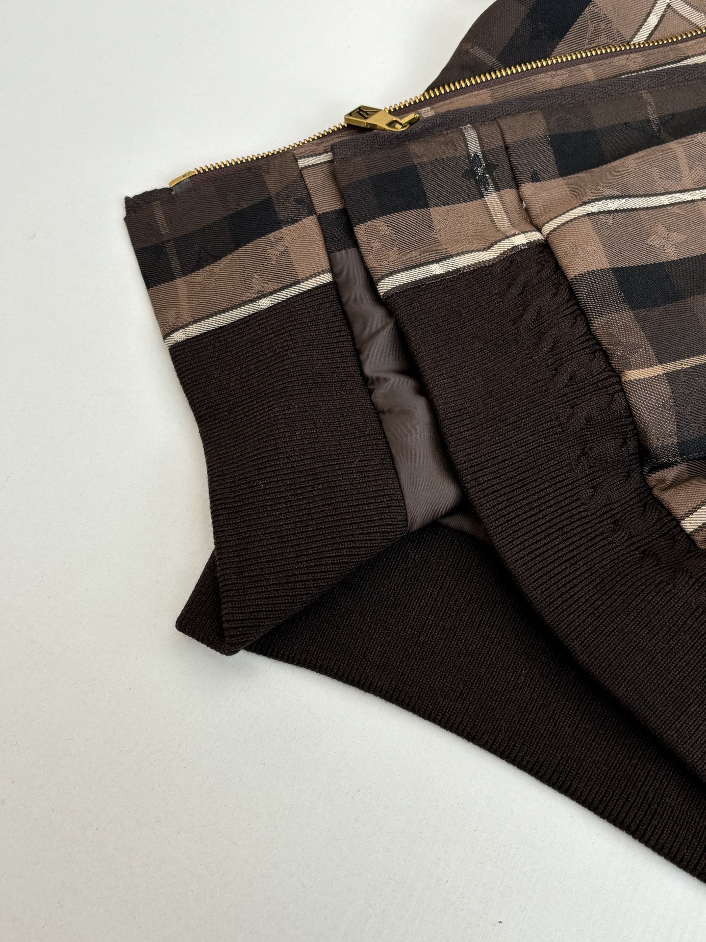 P280
1V/路易 SS26 章仔格纹徽标宽松连帽拉链夹克外套

本款拉链连帽衫为绵羊毛混纺铺陈当季 Monogram 格纹提花，成就跨季叠穿佳选。Vuitton 毛毡贴饰栖身胸前，考究兜帽配有珠饰抽绳端头。有同款长裤可选。

Size：S/M/L/XL