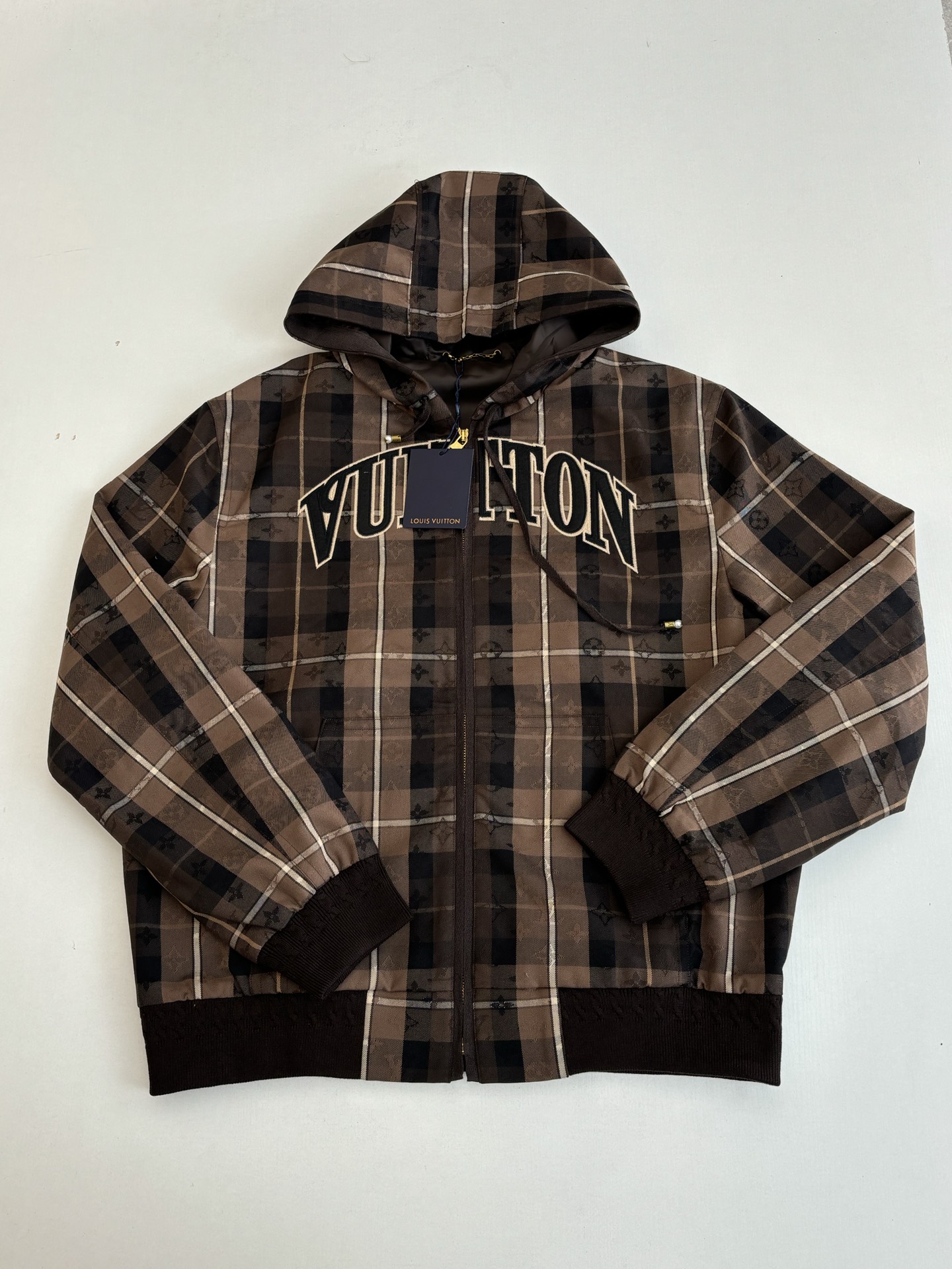 P280
1V/路易 SS26 章仔格纹徽标宽松连帽拉链夹克外套

本款拉链连帽衫为绵羊毛混纺铺陈当季 Monogram 格纹提花，成就跨季叠穿佳选。Vuitton 毛毡贴饰栖身胸前，考究兜帽配有珠饰抽绳端头。有同款长裤可选。

Size：S/M/L/XL