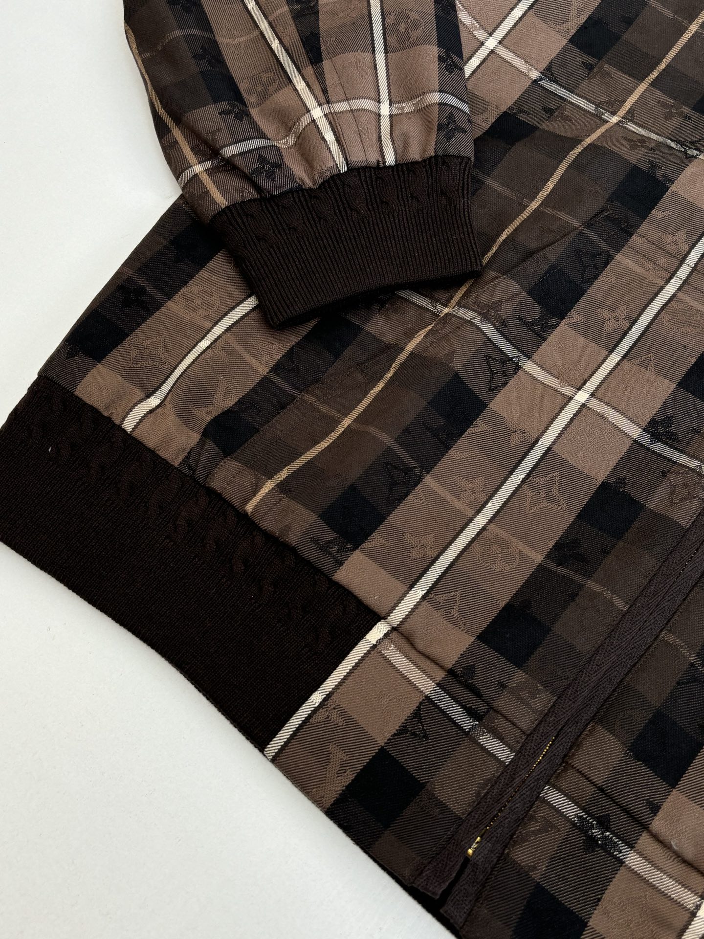 P280
1V/路易 SS26 章仔格纹徽标宽松连帽拉链夹克外套

本款拉链连帽衫为绵羊毛混纺铺陈当季 Monogram 格纹提花，成就跨季叠穿佳选。Vuitton 毛毡贴饰栖身胸前，考究兜帽配有珠饰抽绳端头。有同款长裤可选。

Size：S/M/L/XL