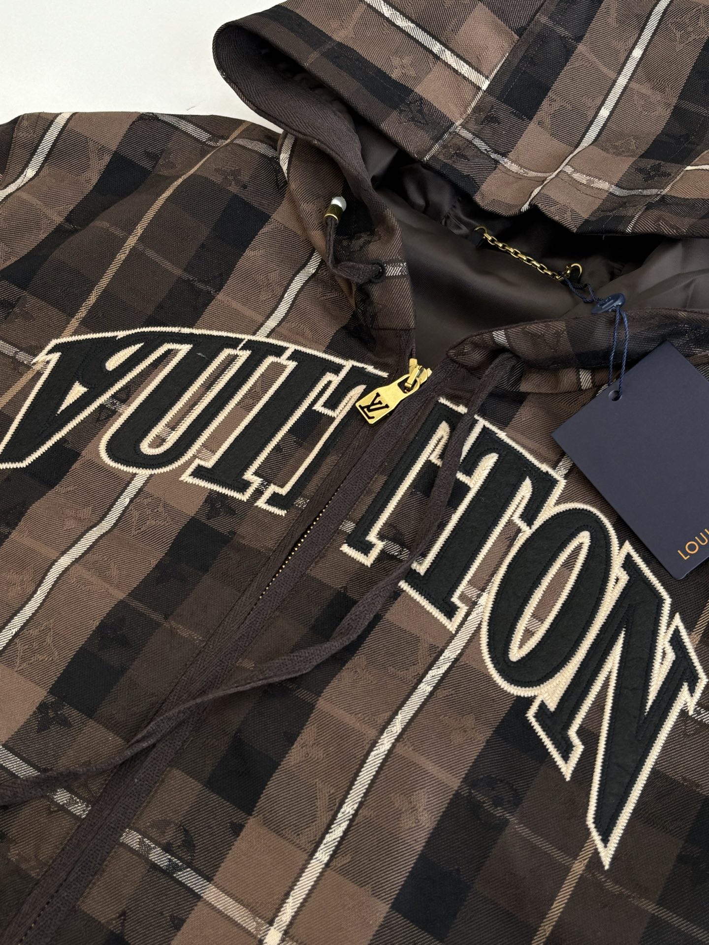 P280
1V/路易 SS26 章仔格纹徽标宽松连帽拉链夹克外套

本款拉链连帽衫为绵羊毛混纺铺陈当季 Monogram 格纹提花，成就跨季叠穿佳选。Vuitton 毛毡贴饰栖身胸前，考究兜帽配有珠饰抽绳端头。有同款长裤可选。

Size：S/M/L/XL