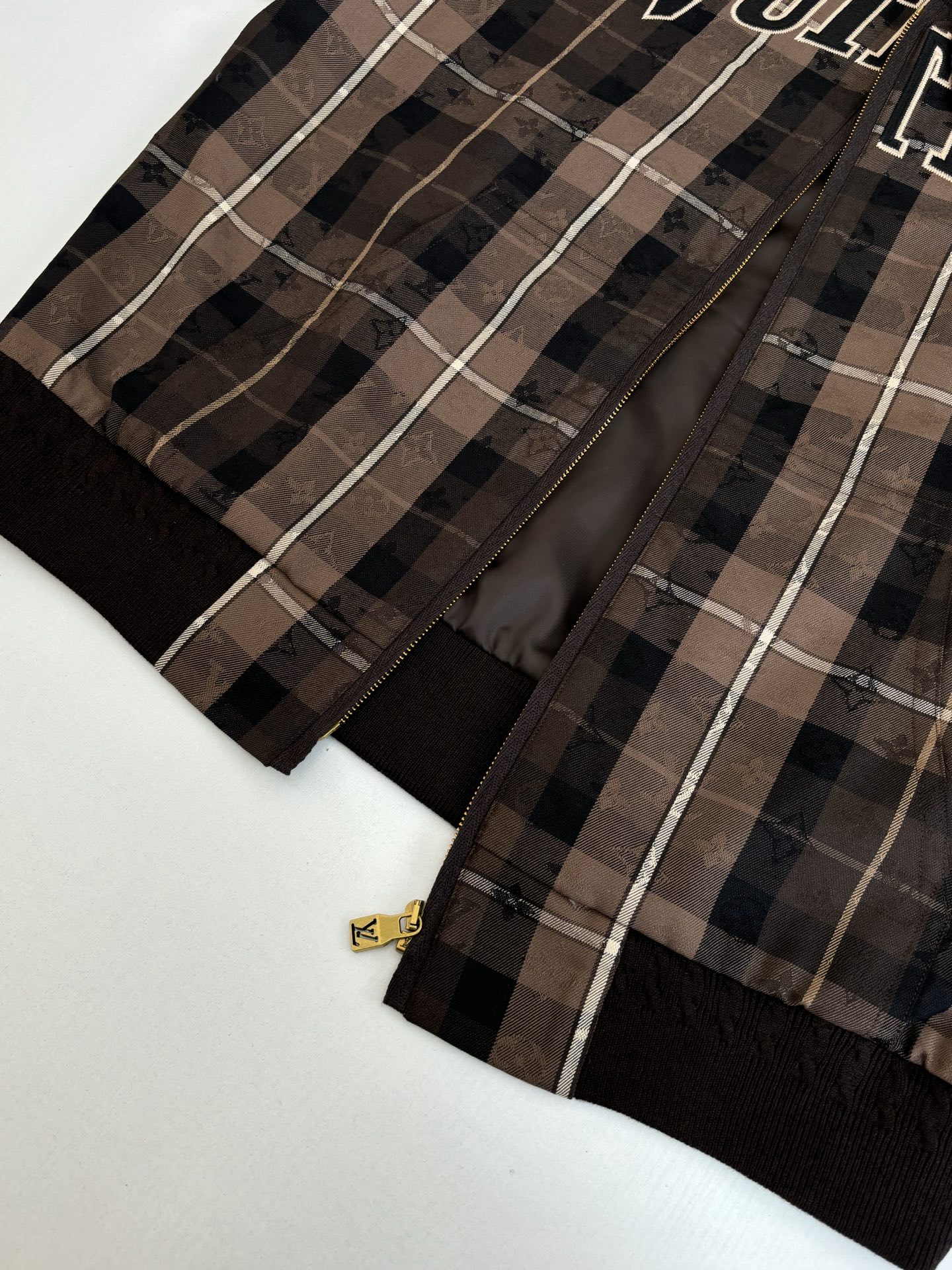 P280
1V/路易 SS26 章仔格纹徽标宽松连帽拉链夹克外套

本款拉链连帽衫为绵羊毛混纺铺陈当季 Monogram 格纹提花，成就跨季叠穿佳选。Vuitton 毛毡贴饰栖身胸前，考究兜帽配有珠饰抽绳端头。有同款长裤可选。

Size：S/M/L/XL