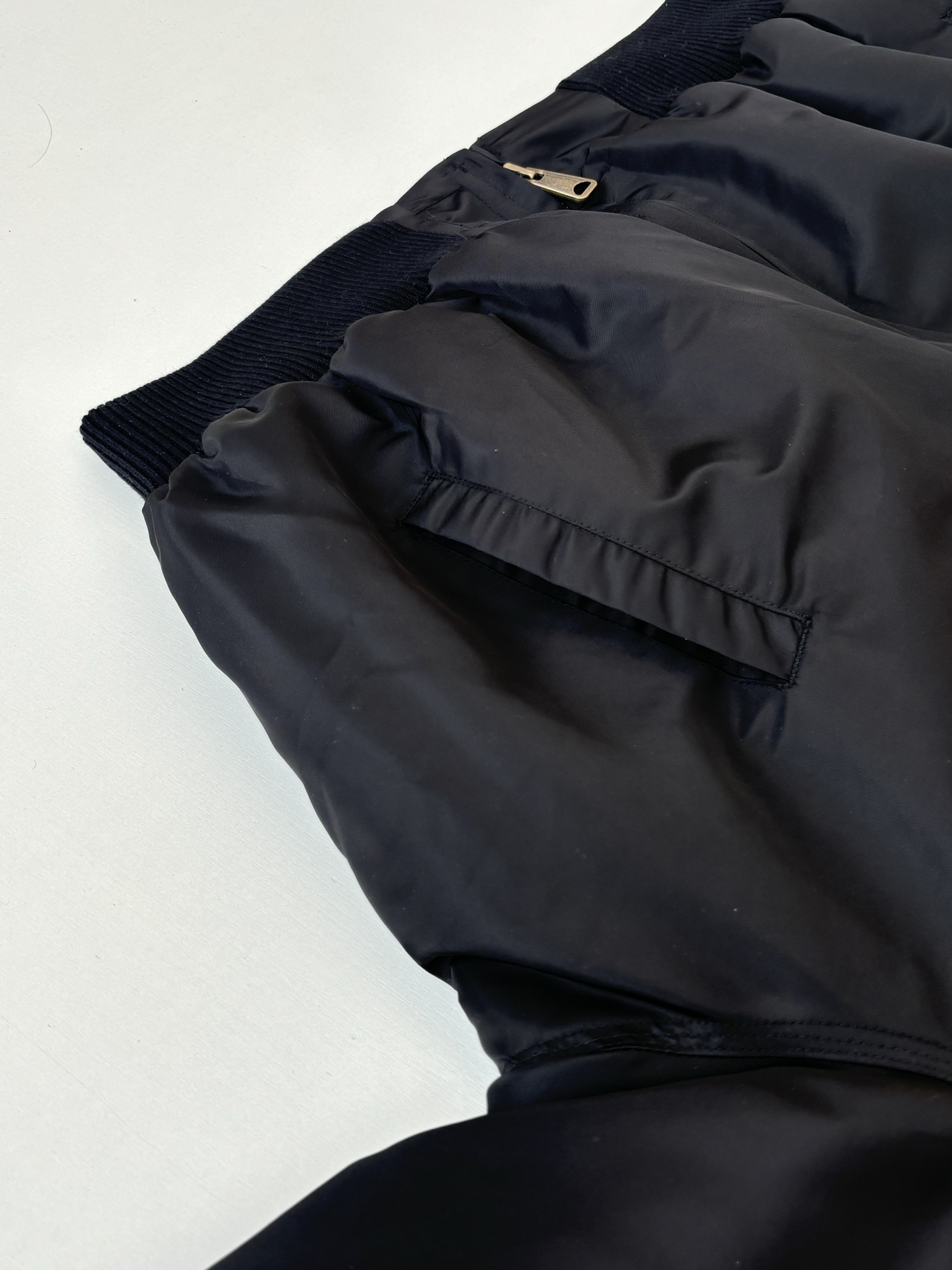 P320
Maison Margiel*/马吉拉MM6 基础素色拉链棉服夹克外套

这件夹克采用撞材质拼接工艺：衣身主体选用高密哑光尼龙面料，表面经细微压纹处理，兼具挺括感与防泼水性；领口则采用灯芯绒材质，通过精准包边工艺与衣身衔接，质感对比突出。衣身采用无绗缝充绒工艺，内部填充均匀蓬松，配合立体剪裁呈现松弛廓形；门襟选用定制金属拉链（配品牌标识挂坠），袖口与下摆为弹性罗纹收边，侧缝设隐形口袋，缝线采用同色系高韧韧度线迹，细节工整。整体设计兼顾复古质感与现代功能性，版型宽松适配多元穿搭场景。整体走线平直细腻，面料舒适柔软，颜色一致无色差 能与同款搭配营造时尚造型，驾驭各种场合，定制辅料，三标齐全，男女同款！

Size：46/48/50/52