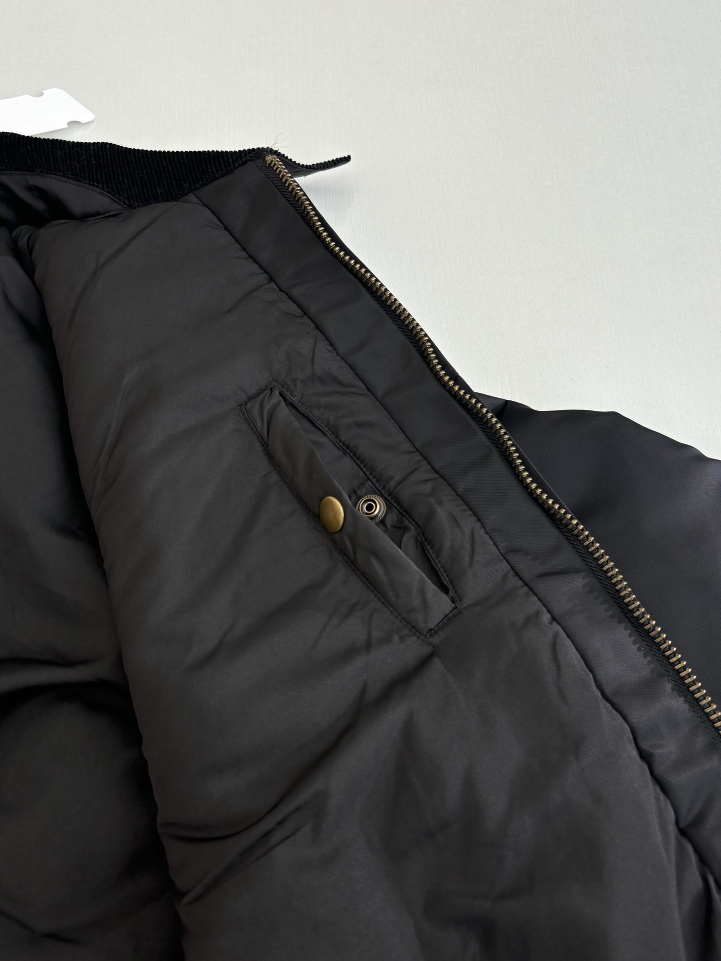 P320
Maison Margiel*/马吉拉MM6 基础素色拉链棉服夹克外套

这件夹克采用撞材质拼接工艺：衣身主体选用高密哑光尼龙面料，表面经细微压纹处理，兼具挺括感与防泼水性；领口则采用灯芯绒材质，通过精准包边工艺与衣身衔接，质感对比突出。衣身采用无绗缝充绒工艺，内部填充均匀蓬松，配合立体剪裁呈现松弛廓形；门襟选用定制金属拉链（配品牌标识挂坠），袖口与下摆为弹性罗纹收边，侧缝设隐形口袋，缝线采用同色系高韧韧度线迹，细节工整。整体设计兼顾复古质感与现代功能性，版型宽松适配多元穿搭场景。整体走线平直细腻，面料舒适柔软，颜色一致无色差 能与同款搭配营造时尚造型，驾驭各种场合，定制辅料，三标齐全，男女同款！

Size：46/48/50/52