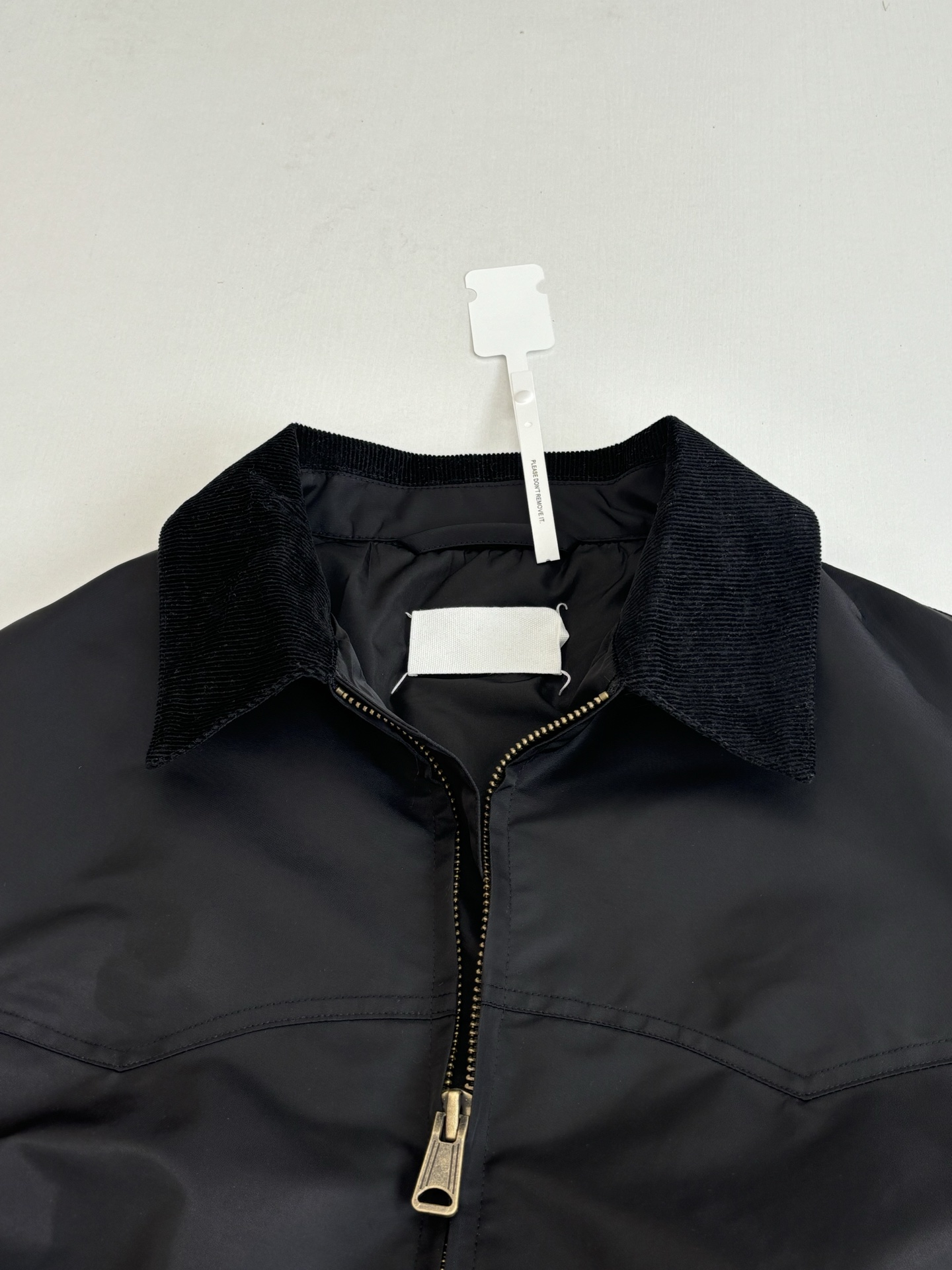 P320
Maison Margiel*/马吉拉MM6 基础素色拉链棉服夹克外套

这件夹克采用撞材质拼接工艺：衣身主体选用高密哑光尼龙面料，表面经细微压纹处理，兼具挺括感与防泼水性；领口则采用灯芯绒材质，通过精准包边工艺与衣身衔接，质感对比突出。衣身采用无绗缝充绒工艺，内部填充均匀蓬松，配合立体剪裁呈现松弛廓形；门襟选用定制金属拉链（配品牌标识挂坠），袖口与下摆为弹性罗纹收边，侧缝设隐形口袋，缝线采用同色系高韧韧度线迹，细节工整。整体设计兼顾复古质感与现代功能性，版型宽松适配多元穿搭场景。整体走线平直细腻，面料舒适柔软，颜色一致无色差 能与同款搭配营造时尚造型，驾驭各种场合，定制辅料，三标齐全，男女同款！

Size：46/48/50/52