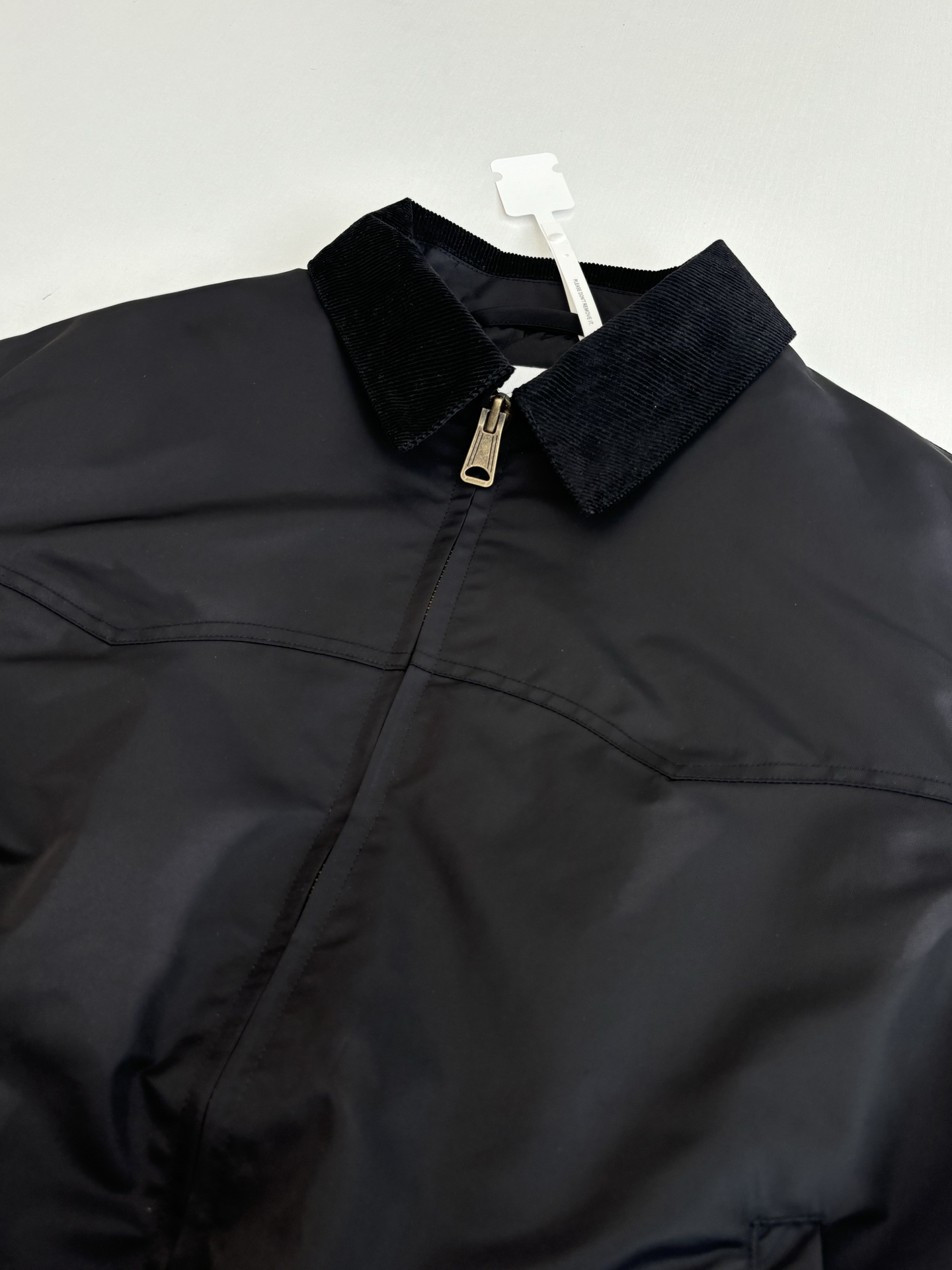 P320
Maison Margiel*/马吉拉MM6 基础素色拉链棉服夹克外套

这件夹克采用撞材质拼接工艺：衣身主体选用高密哑光尼龙面料，表面经细微压纹处理，兼具挺括感与防泼水性；领口则采用灯芯绒材质，通过精准包边工艺与衣身衔接，质感对比突出。衣身采用无绗缝充绒工艺，内部填充均匀蓬松，配合立体剪裁呈现松弛廓形；门襟选用定制金属拉链（配品牌标识挂坠），袖口与下摆为弹性罗纹收边，侧缝设隐形口袋，缝线采用同色系高韧韧度线迹，细节工整。整体设计兼顾复古质感与现代功能性，版型宽松适配多元穿搭场景。整体走线平直细腻，面料舒适柔软，颜色一致无色差 能与同款搭配营造时尚造型，驾驭各种场合，定制辅料，三标齐全，男女同款！

Size：46/48/50/52