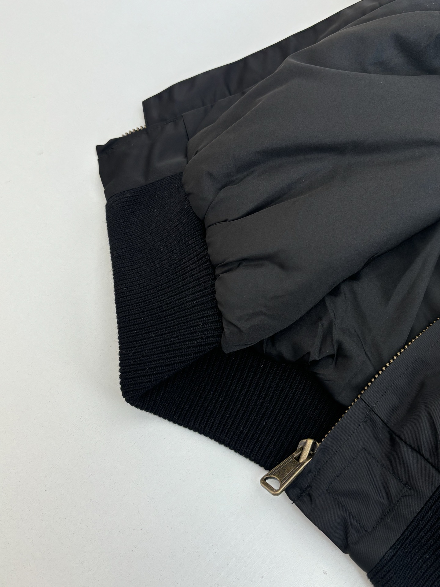 P320
Maison Margiel*/马吉拉MM6 基础素色拉链棉服夹克外套

这件夹克采用撞材质拼接工艺：衣身主体选用高密哑光尼龙面料，表面经细微压纹处理，兼具挺括感与防泼水性；领口则采用灯芯绒材质，通过精准包边工艺与衣身衔接，质感对比突出。衣身采用无绗缝充绒工艺，内部填充均匀蓬松，配合立体剪裁呈现松弛廓形；门襟选用定制金属拉链（配品牌标识挂坠），袖口与下摆为弹性罗纹收边，侧缝设隐形口袋，缝线采用同色系高韧韧度线迹，细节工整。整体设计兼顾复古质感与现代功能性，版型宽松适配多元穿搭场景。整体走线平直细腻，面料舒适柔软，颜色一致无色差 能与同款搭配营造时尚造型，驾驭各种场合，定制辅料，三标齐全，男女同款！

Size：46/48/50/52