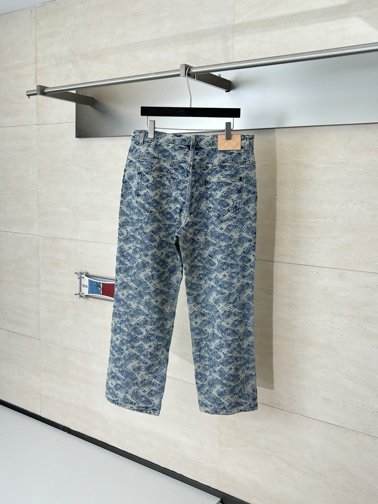 P210
1V/路易 FW25 Monogram满印提花经典五袋滑板牛仔裤

面料采用七支赛洛纺经纱+40支赛洛纺双纱。纬纱是十支赛洛纺+12公支纯棉雪尼尔+21支赛洛纺纱 定制原版五金 辅料洗水 还原ZP效果

Size：S/M/L/XL