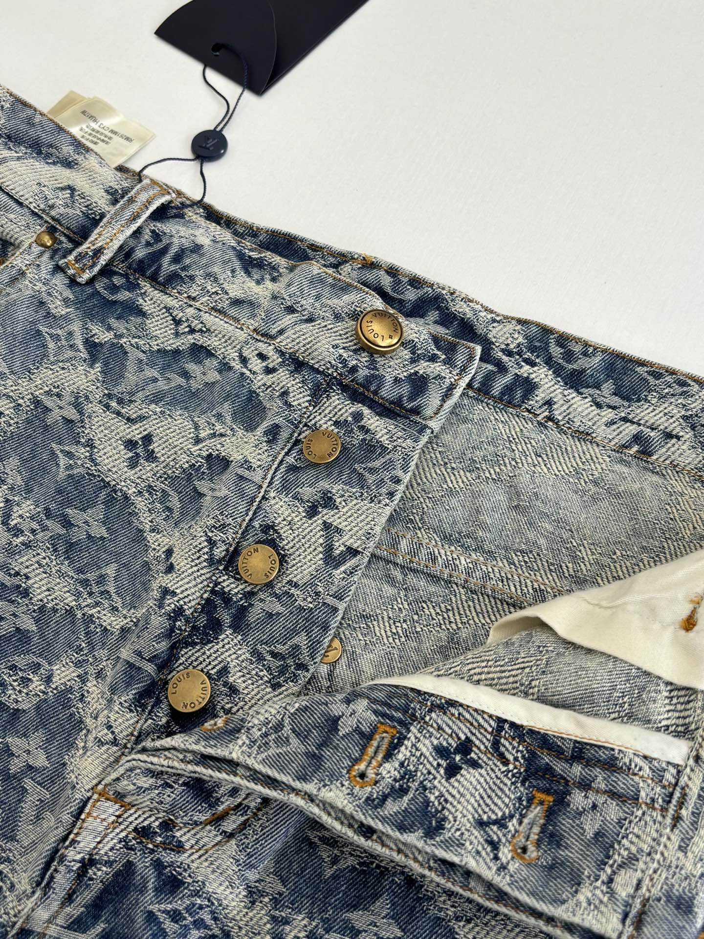 P210
1V/路易 FW25 Monogram满印提花经典五袋滑板牛仔裤

面料采用七支赛洛纺经纱+40支赛洛纺双纱。纬纱是十支赛洛纺+12公支纯棉雪尼尔+21支赛洛纺纱 定制原版五金 辅料洗水 还原ZP效果

Size：S/M/L/XL