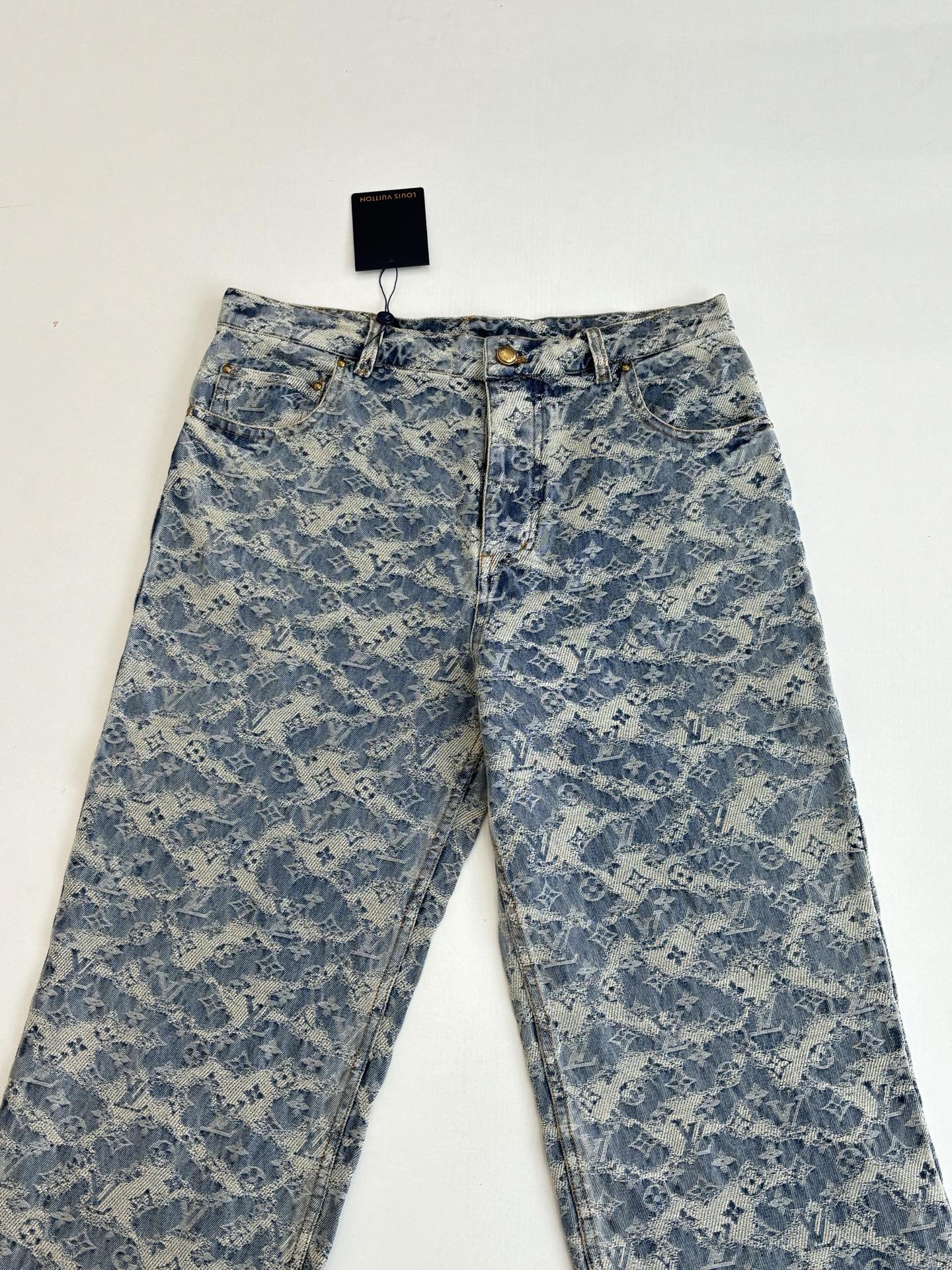 P210
1V/路易 FW25 Monogram满印提花经典五袋滑板牛仔裤

面料采用七支赛洛纺经纱+40支赛洛纺双纱。纬纱是十支赛洛纺+12公支纯棉雪尼尔+21支赛洛纺纱 定制原版五金 辅料洗水 还原ZP效果

Size：S/M/L/XL