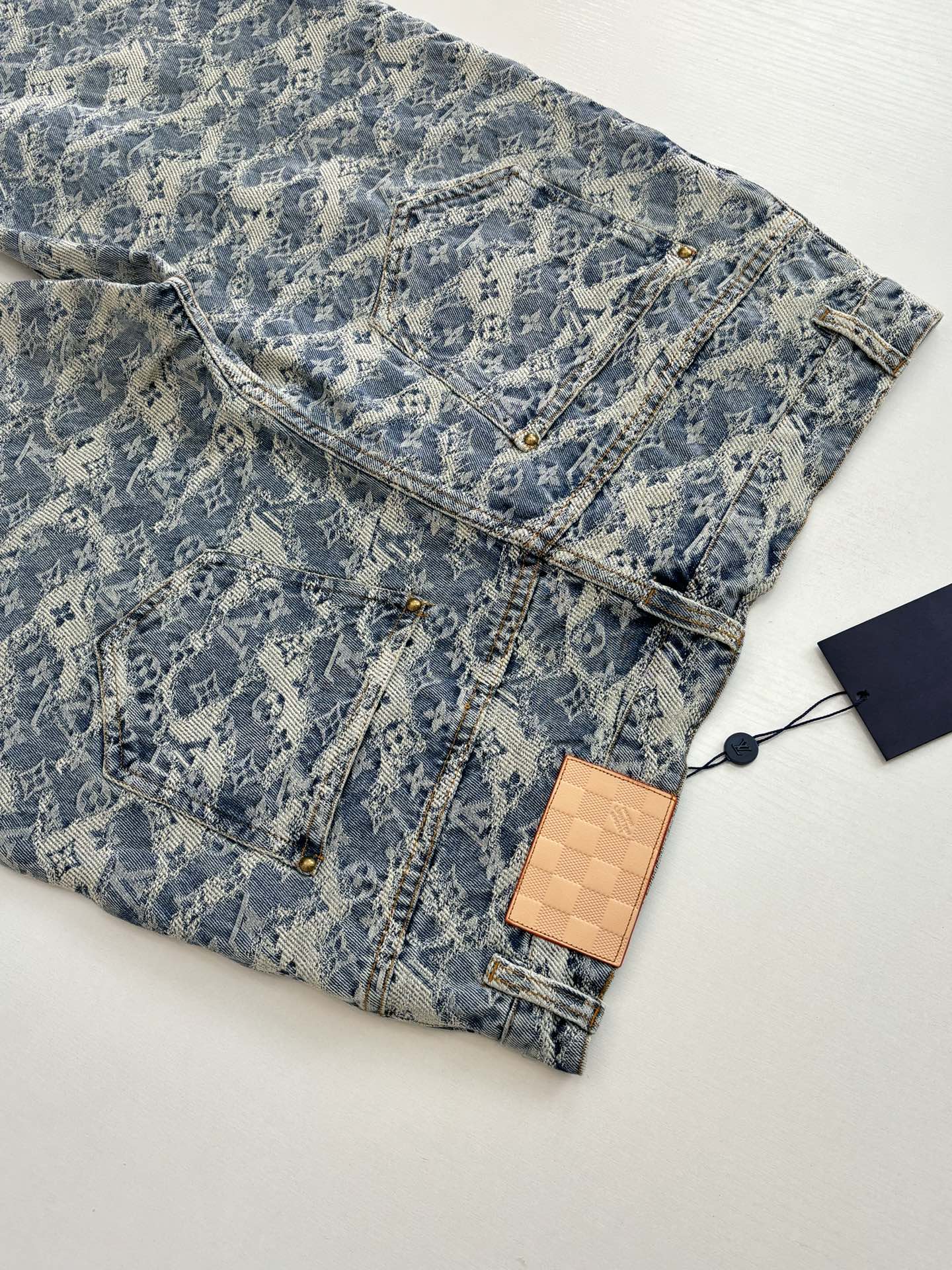 P210
1V/路易 FW25 Monogram满印提花经典五袋滑板牛仔裤

面料采用七支赛洛纺经纱+40支赛洛纺双纱。纬纱是十支赛洛纺+12公支纯棉雪尼尔+21支赛洛纺纱 定制原版五金 辅料洗水 还原ZP效果

Size：S/M/L/XL