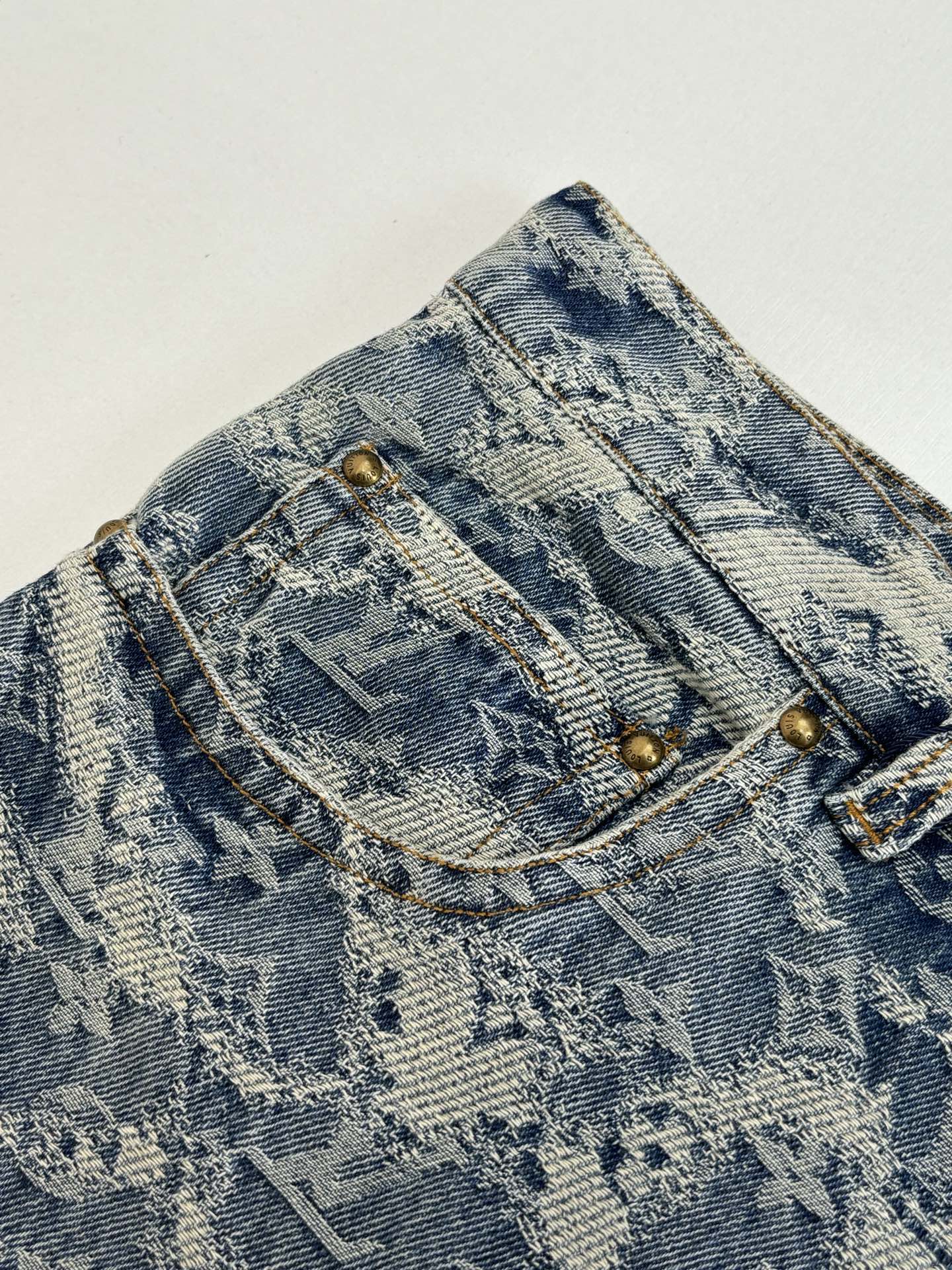 P210
1V/路易 FW25 Monogram满印提花经典五袋滑板牛仔裤

面料采用七支赛洛纺经纱+40支赛洛纺双纱。纬纱是十支赛洛纺+12公支纯棉雪尼尔+21支赛洛纺纱 定制原版五金 辅料洗水 还原ZP效果

Size：S/M/L/XL