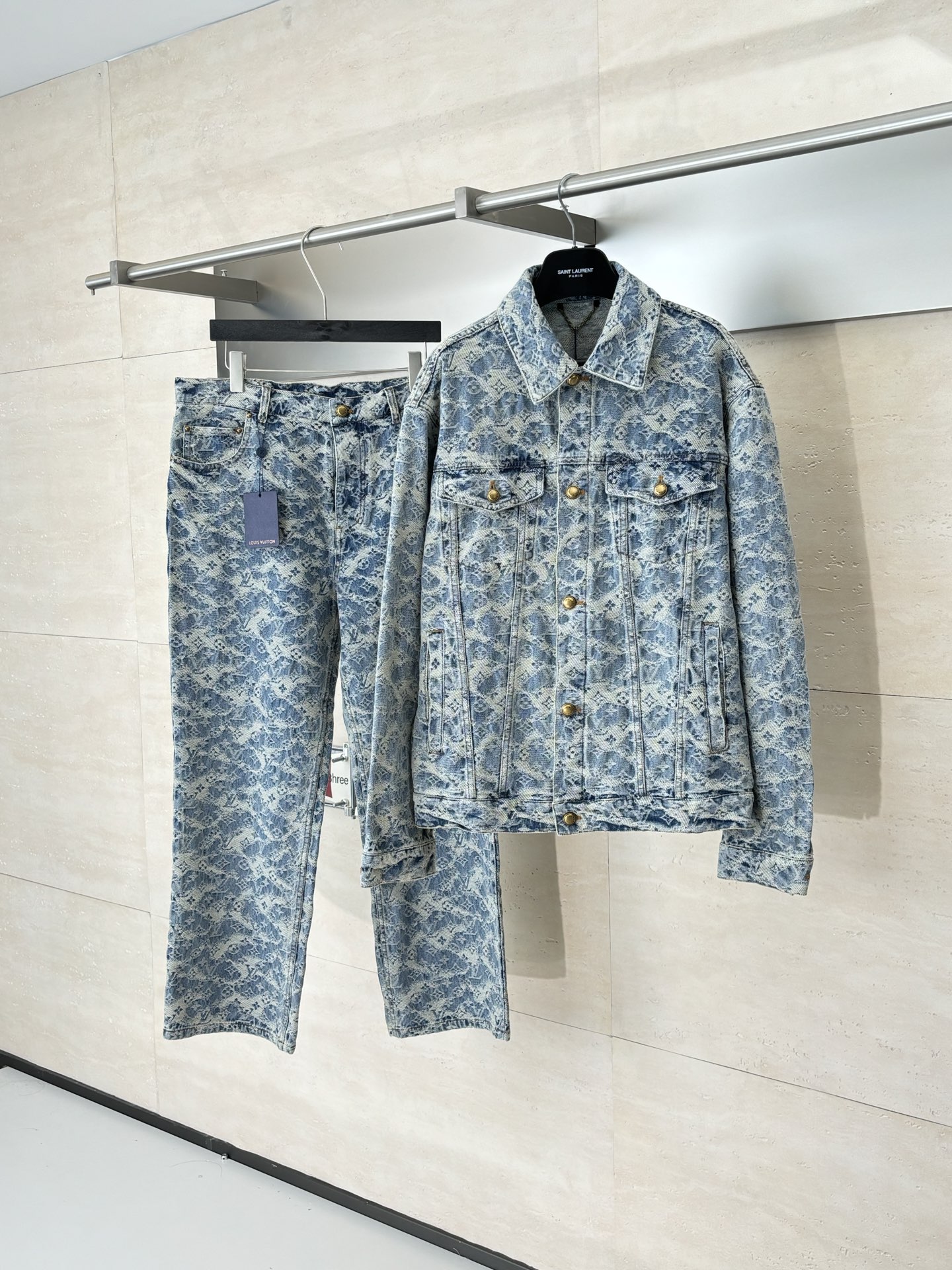 P210
1V/路易 FW25 Monogram满印提花经典五袋滑板牛仔裤

面料采用七支赛洛纺经纱+40支赛洛纺双纱。纬纱是十支赛洛纺+12公支纯棉雪尼尔+21支赛洛纺纱 定制原版五金 辅料洗水 还原ZP效果

Size：S/M/L/XL