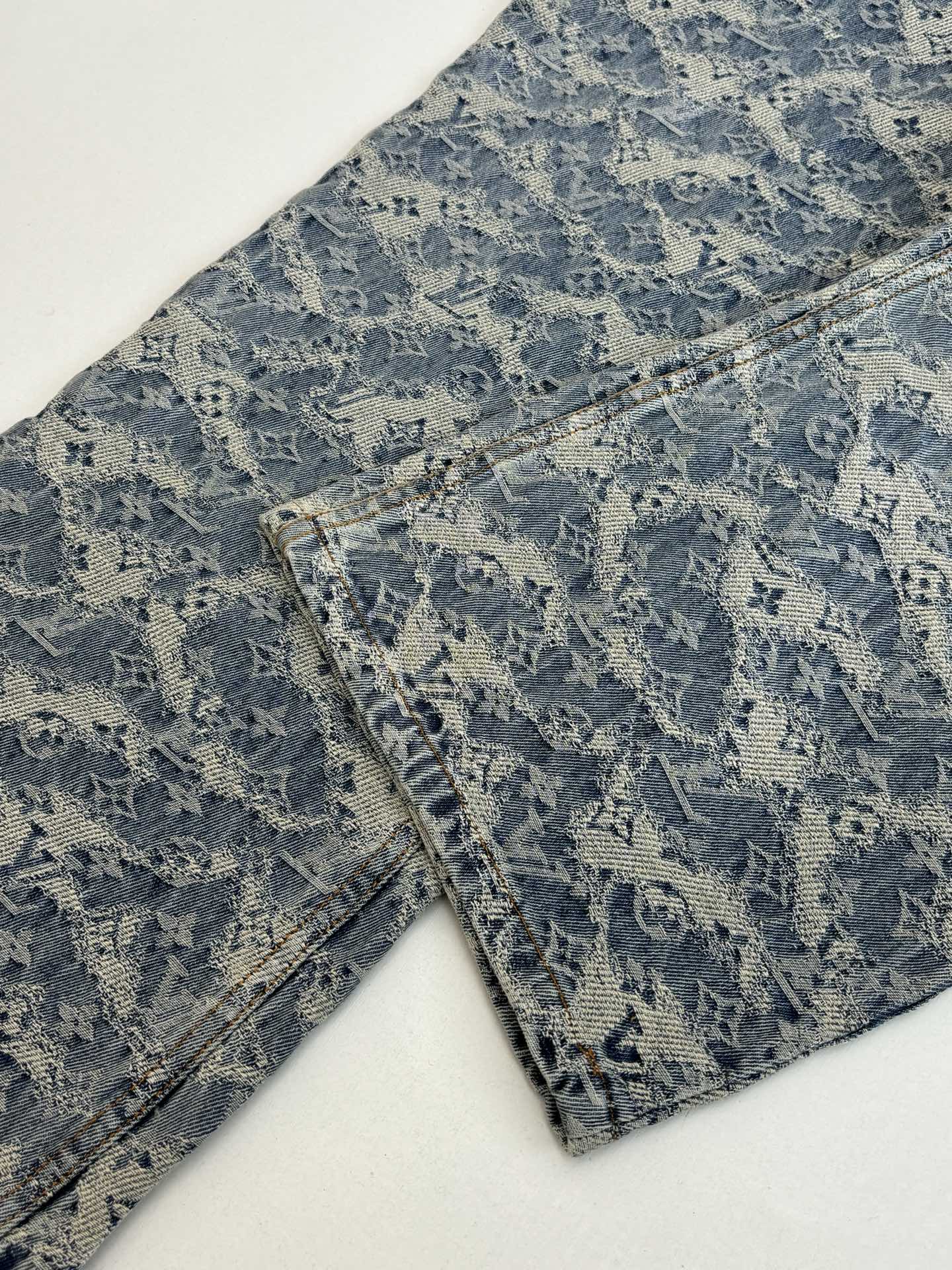 P210
1V/路易 FW25 Monogram满印提花经典五袋滑板牛仔裤

面料采用七支赛洛纺经纱+40支赛洛纺双纱。纬纱是十支赛洛纺+12公支纯棉雪尼尔+21支赛洛纺纱 定制原版五金 辅料洗水 还原ZP效果

Size：S/M/L/XL