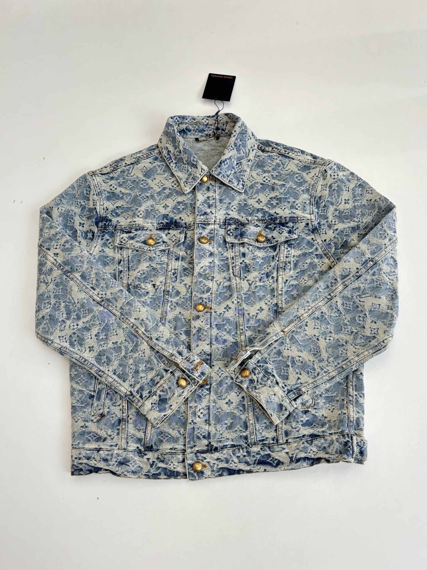 P260
1V/路易 SS26 Monogram满印提花卡车牛仔夹克外套

面料采用七支赛洛纺经纱+40支赛洛纺双纱。纬纱是十支赛洛纺+12公支纯棉雪尼尔+21支赛洛纺纱 定制原版五金 辅料洗水 还原ZP效果

Size：S/M/L/XL