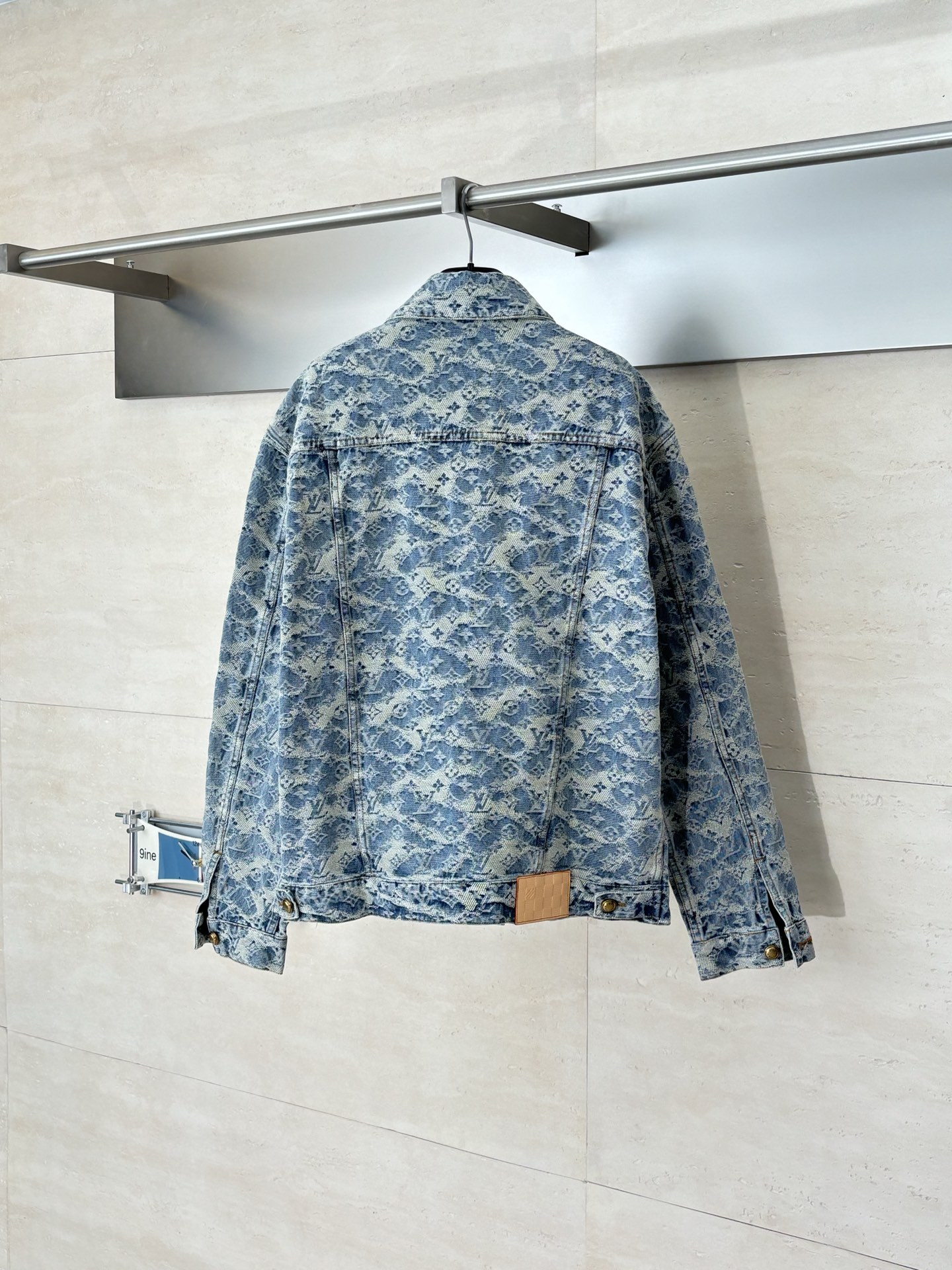 P260
1V/路易 SS26 Monogram满印提花卡车牛仔夹克外套

面料采用七支赛洛纺经纱+40支赛洛纺双纱。纬纱是十支赛洛纺+12公支纯棉雪尼尔+21支赛洛纺纱 定制原版五金 辅料洗水 还原ZP效果

Size：S/M/L/XL