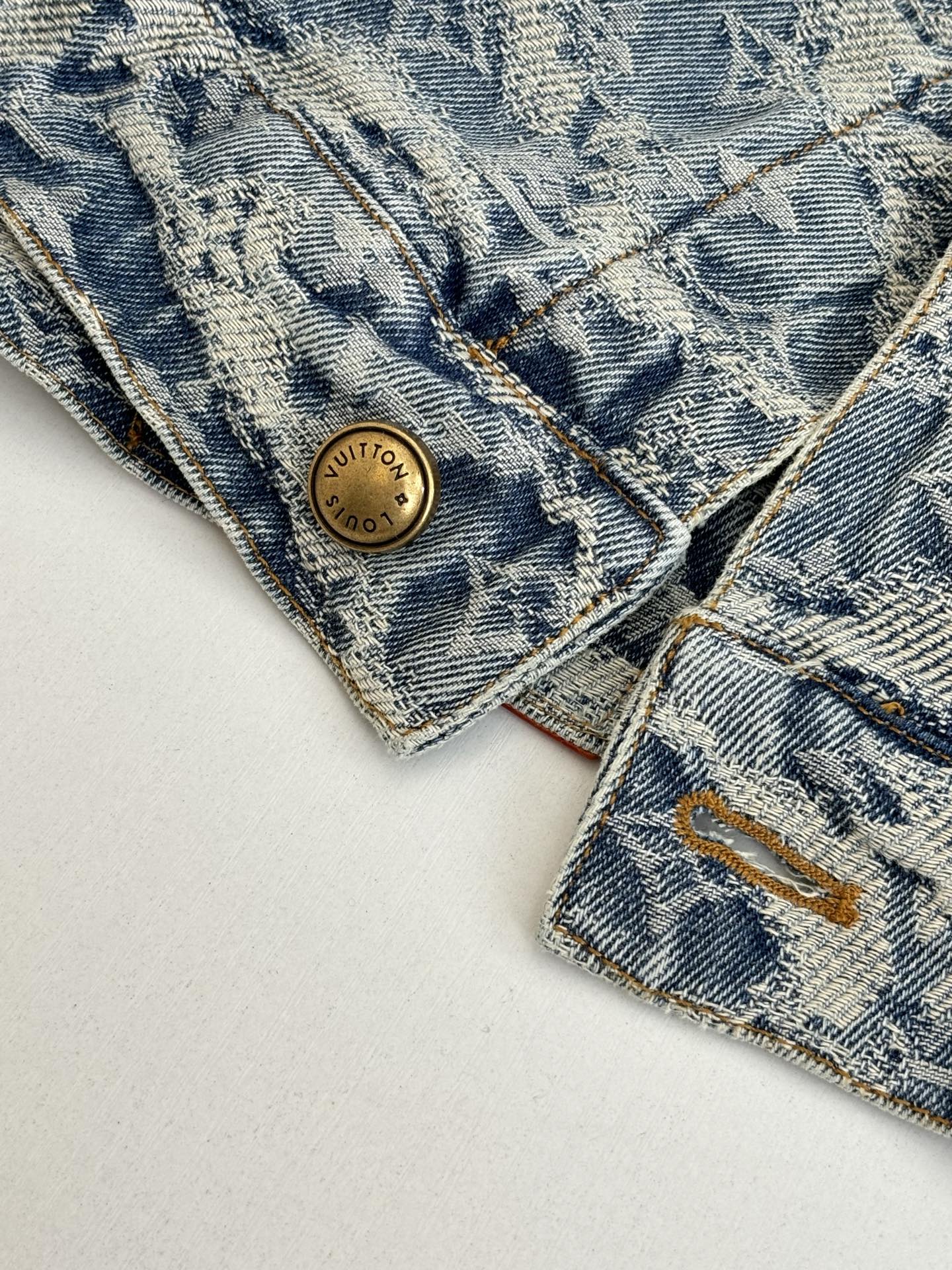 P260
1V/路易 SS26 Monogram满印提花卡车牛仔夹克外套

面料采用七支赛洛纺经纱+40支赛洛纺双纱。纬纱是十支赛洛纺+12公支纯棉雪尼尔+21支赛洛纺纱 定制原版五金 辅料洗水 还原ZP效果

Size：S/M/L/XL