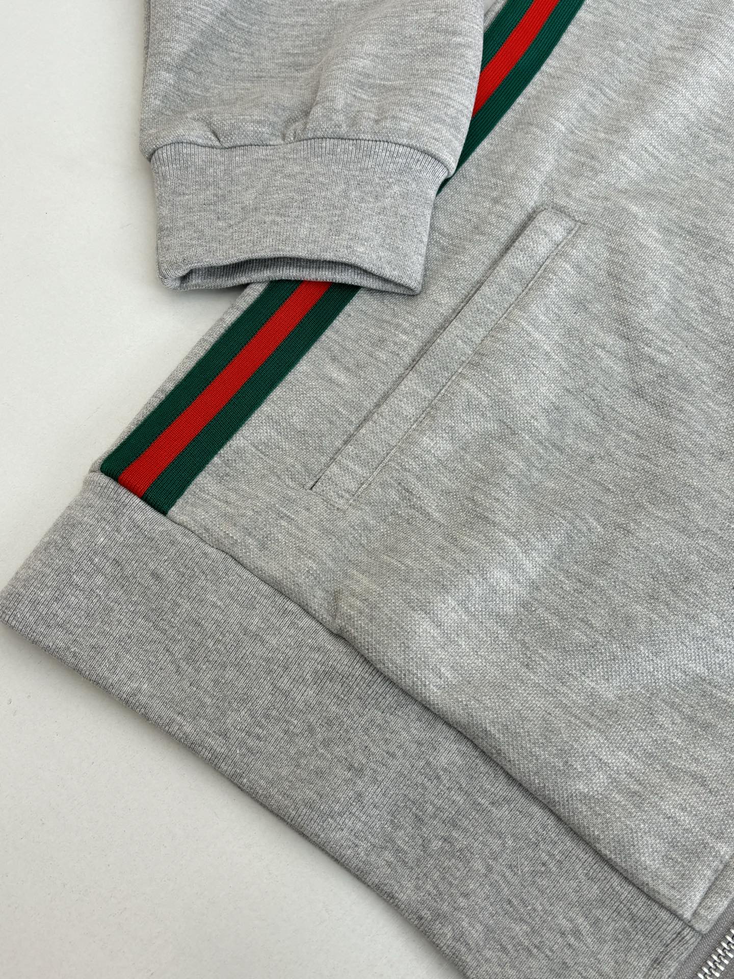 P238
Gucc*/古驰 SS25 棉质红绿撞色织带套装高领拉链夹克外套

Size：S/M/L/XL