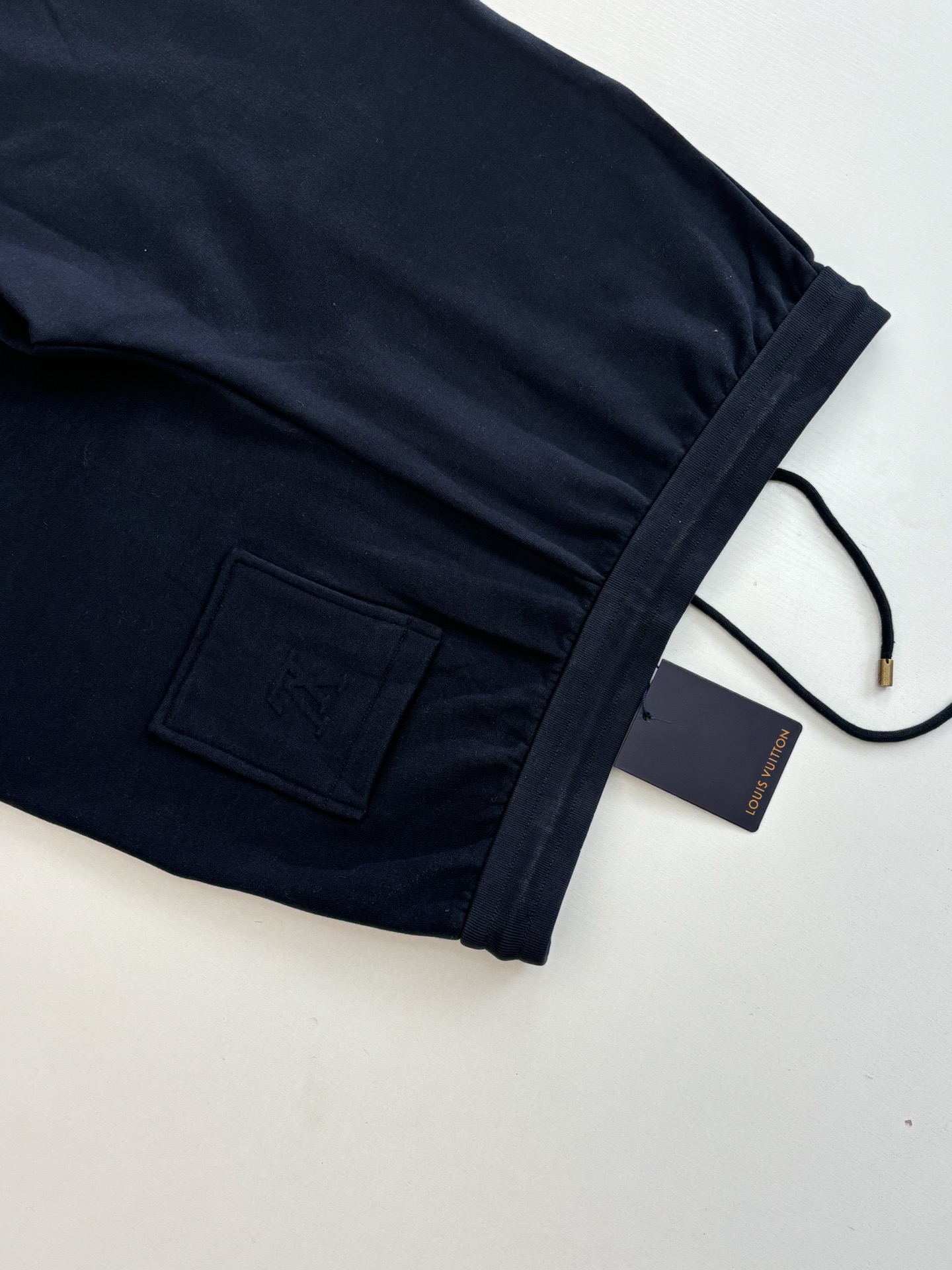 P215
1V/路易 SS26 早春新款 Monogram口袋满印压花长裤

Size：S/M/L/XL