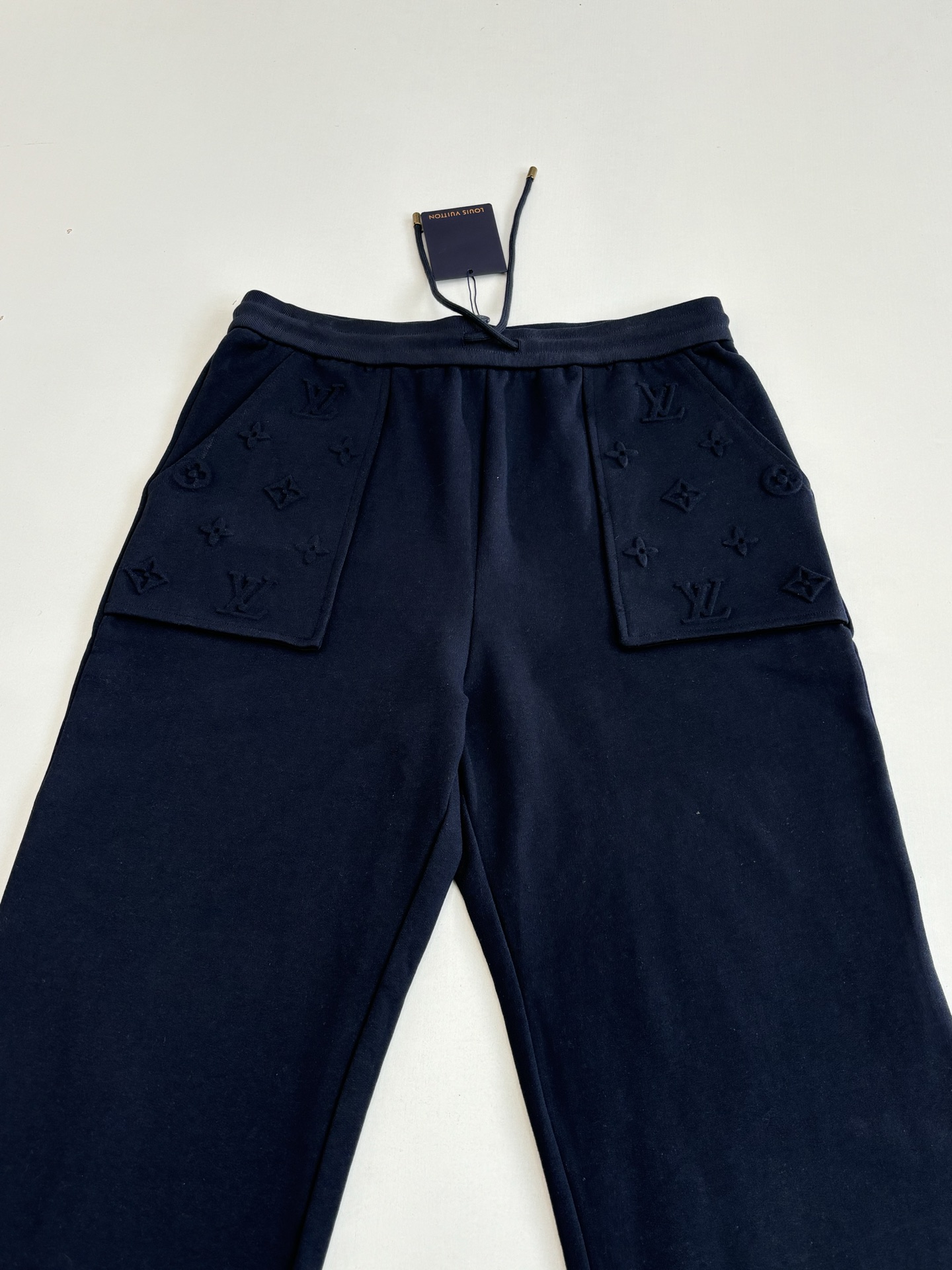 P215
1V/路易 SS26 早春新款 Monogram口袋满印压花长裤

Size：S/M/L/XL