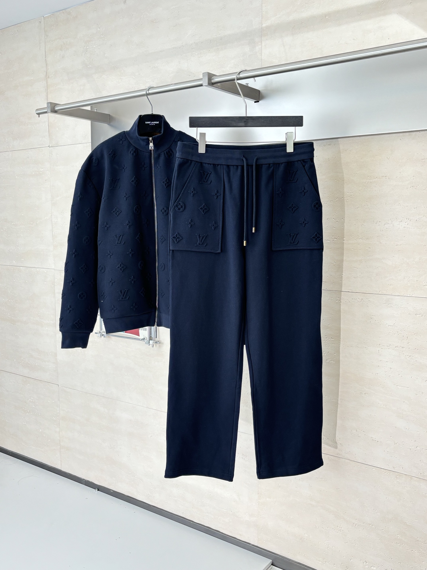 P215
1V/路易 SS26 早春新款 Monogram口袋满印压花长裤

Size：S/M/L/XL