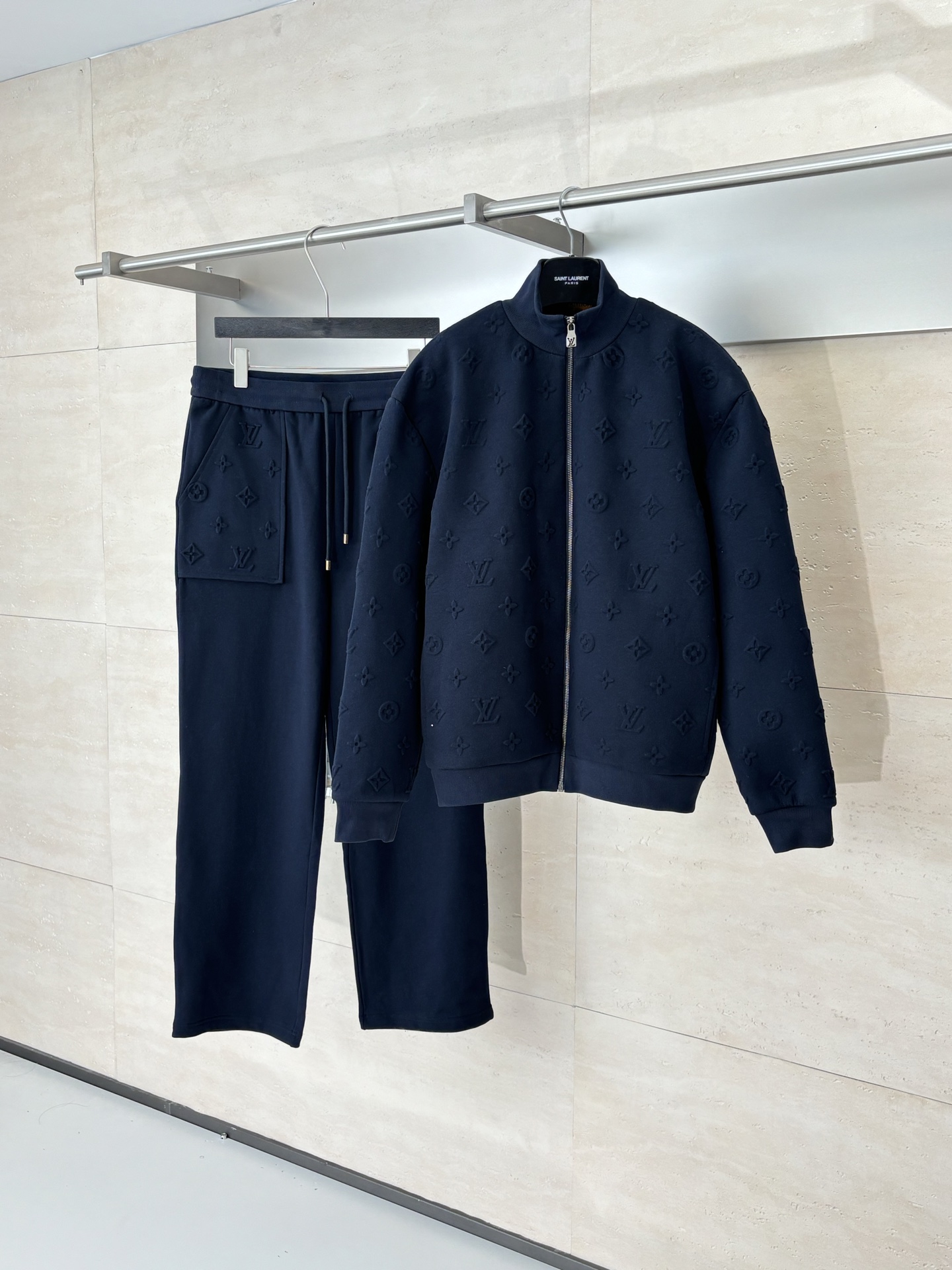 P305
1V/路易 SS26 早春新款 Monogram满印压花压纹拉链夹克外套

Size：S/M/L/XL