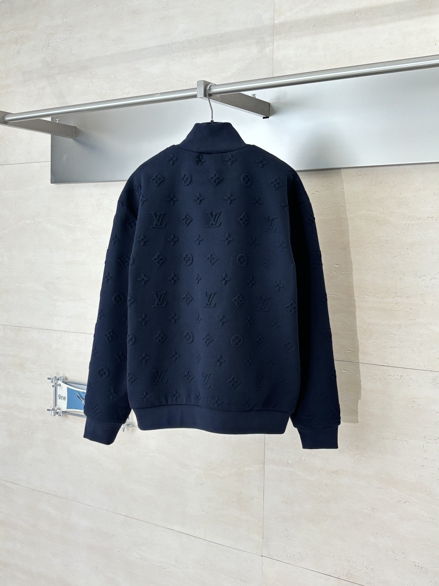 P305
1V/路易 SS26 早春新款 Monogram满印压花压纹拉链夹克外套

Size：S/M/L/XL