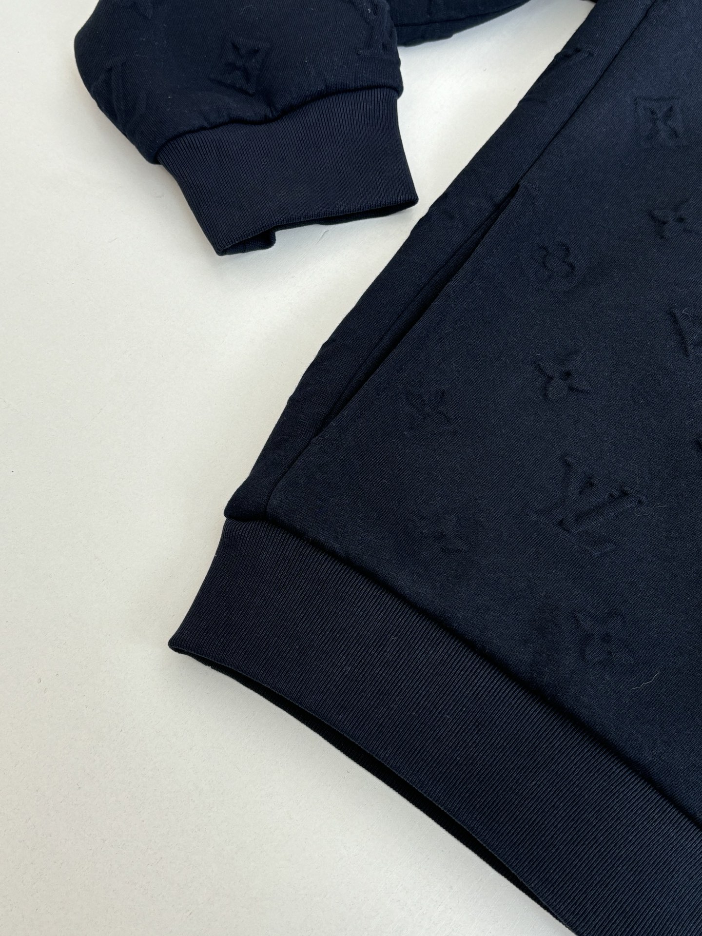 P305
1V/路易 SS26 早春新款 Monogram满印压花压纹拉链夹克外套

Size：S/M/L/XL