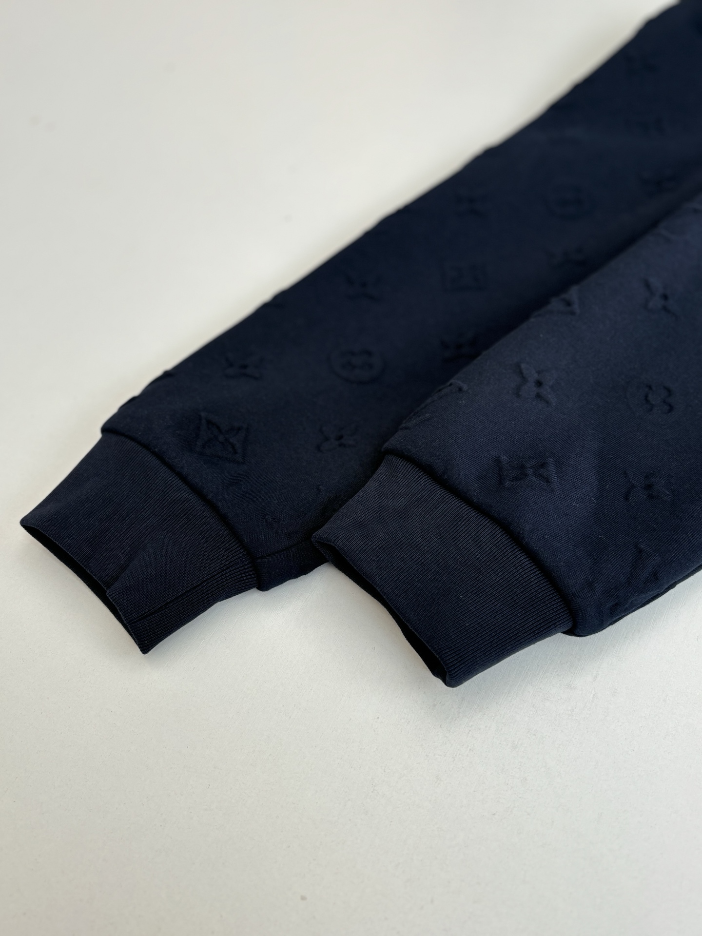 P305
1V/路易 SS26 早春新款 Monogram满印压花压纹拉链夹克外套

Size：S/M/L/XL