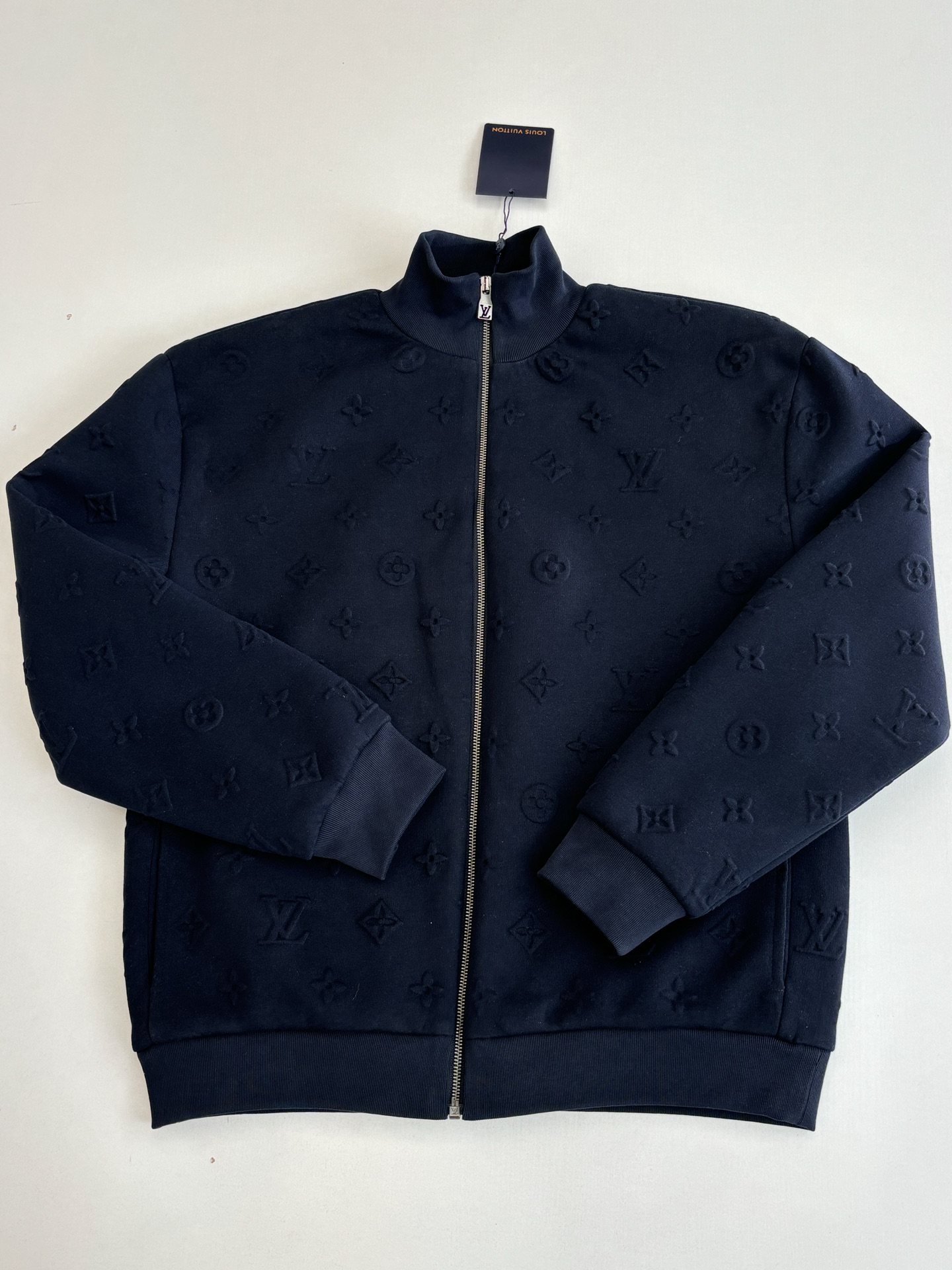 P305
1V/路易 SS26 早春新款 Monogram满印压花压纹拉链夹克外套

Size：S/M/L/XL